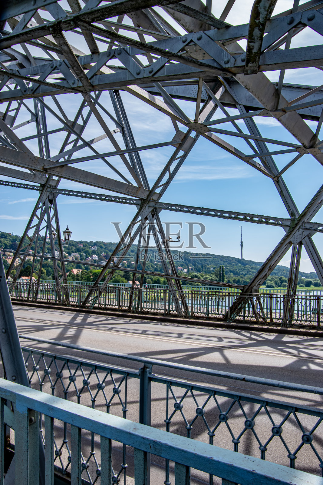 易北河上美丽的洛施维茨大桥。德国德累斯顿。照片摄影图片