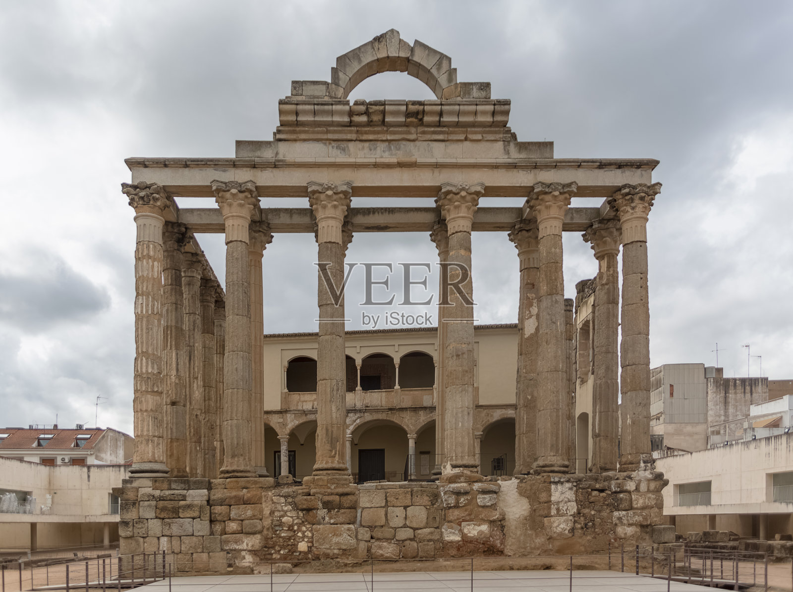 前视图在罗马废墟的历史地标，纪念碑戴安娜神庙，一个标志性的废墟建筑位于msamrida市中心，西班牙照片摄影图片