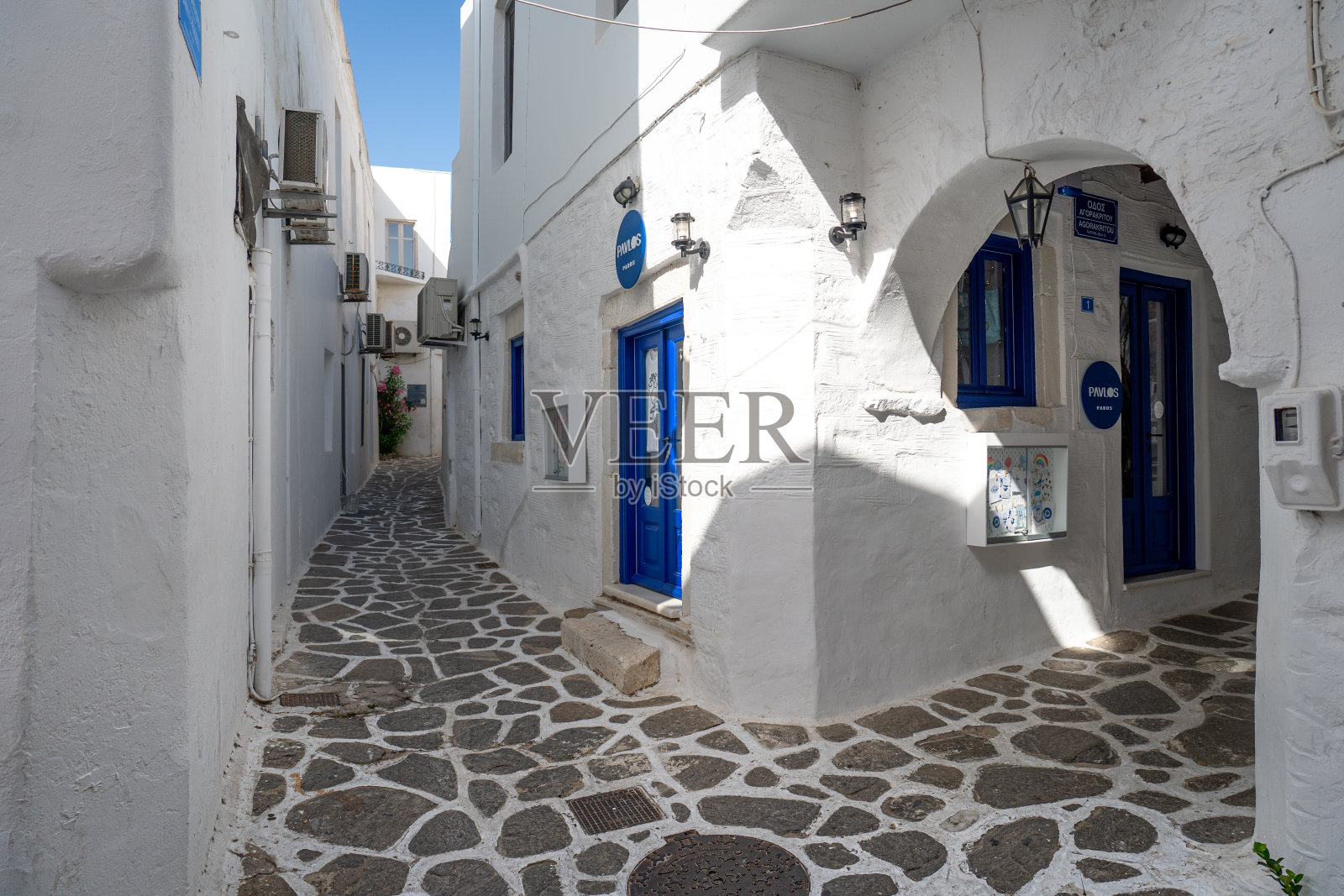 希腊，帕罗斯，清晨，帕里基亚布满石头的街道照片摄影图片