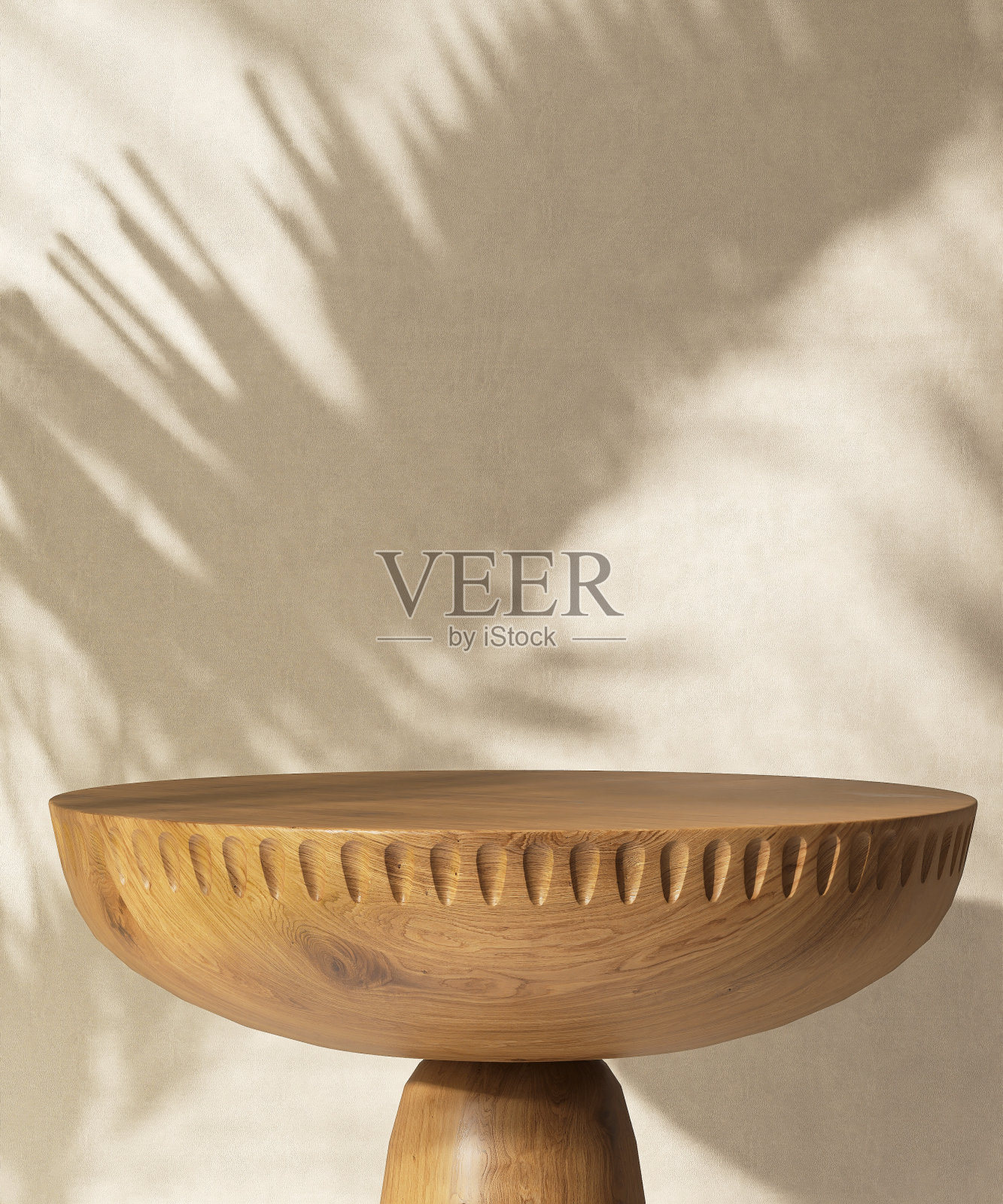 阳光下的圆木台桌裙台，米褐色墙壁上的棕榈叶影照片摄影图片