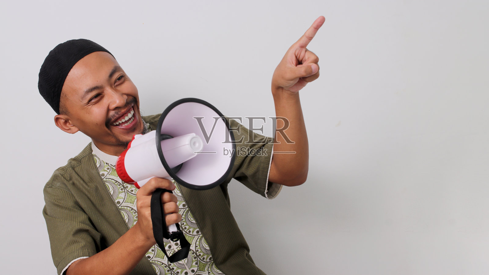 印尼男子拿着扩音器照片摄影图片