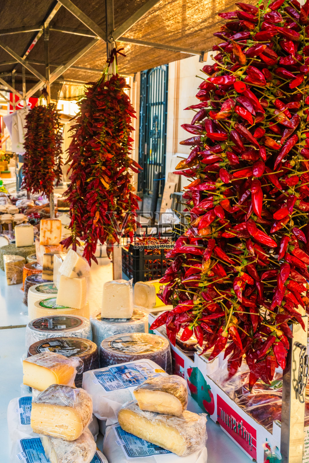 卖奶酪和香料的市场。照片摄影图片
