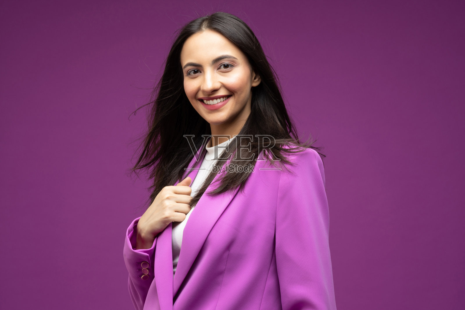 她的肖像她漂亮漂亮的衣服迷人可爱的豪华漂亮的内容开朗的女孩孤立的紫色背景股票照片照片摄影图片