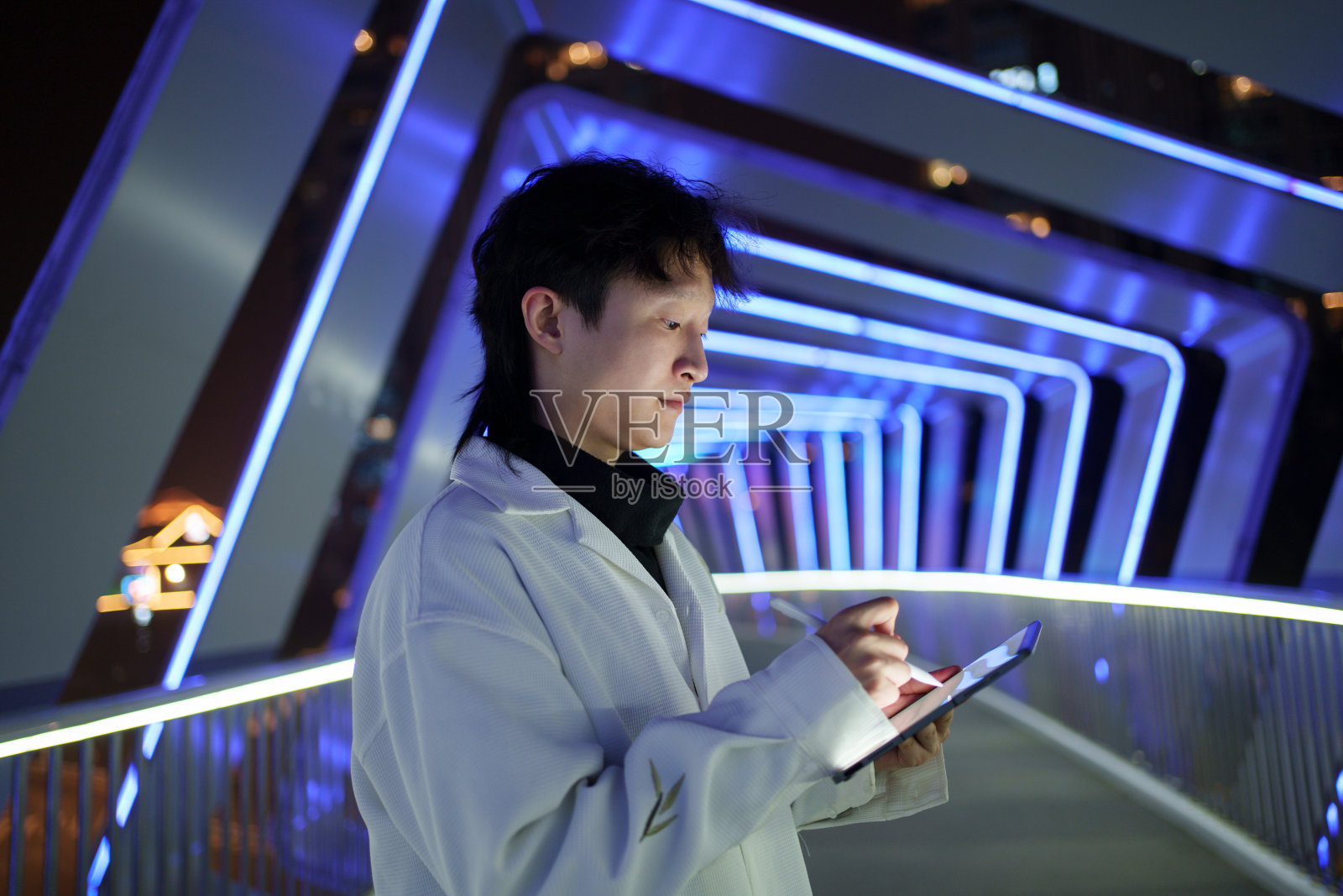 使用平板电脑的亚洲男子照片摄影图片