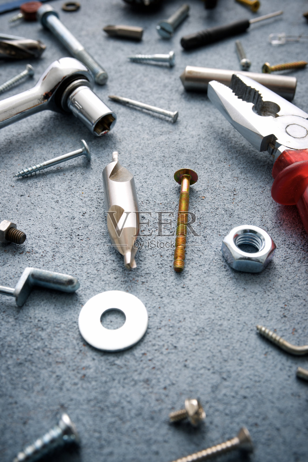 工作台上的工具、螺丝和其他金属五金照片摄影图片