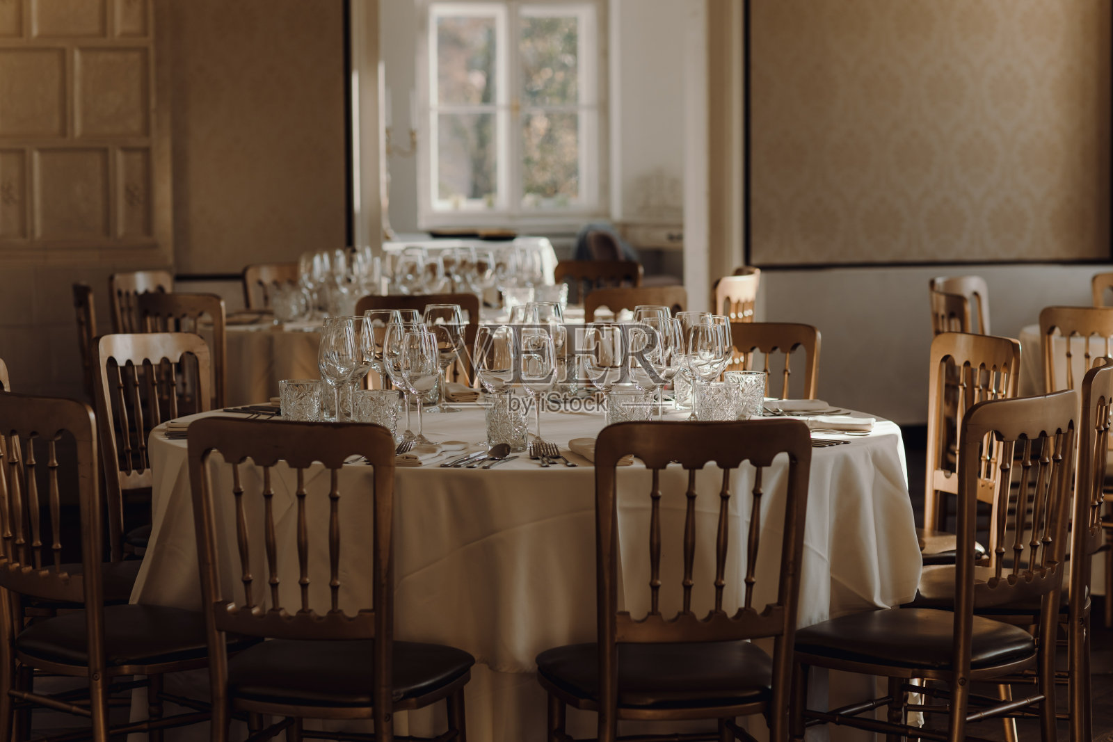 浪漫优雅的组织活动。乡村风格的餐厅。照片摄影图片