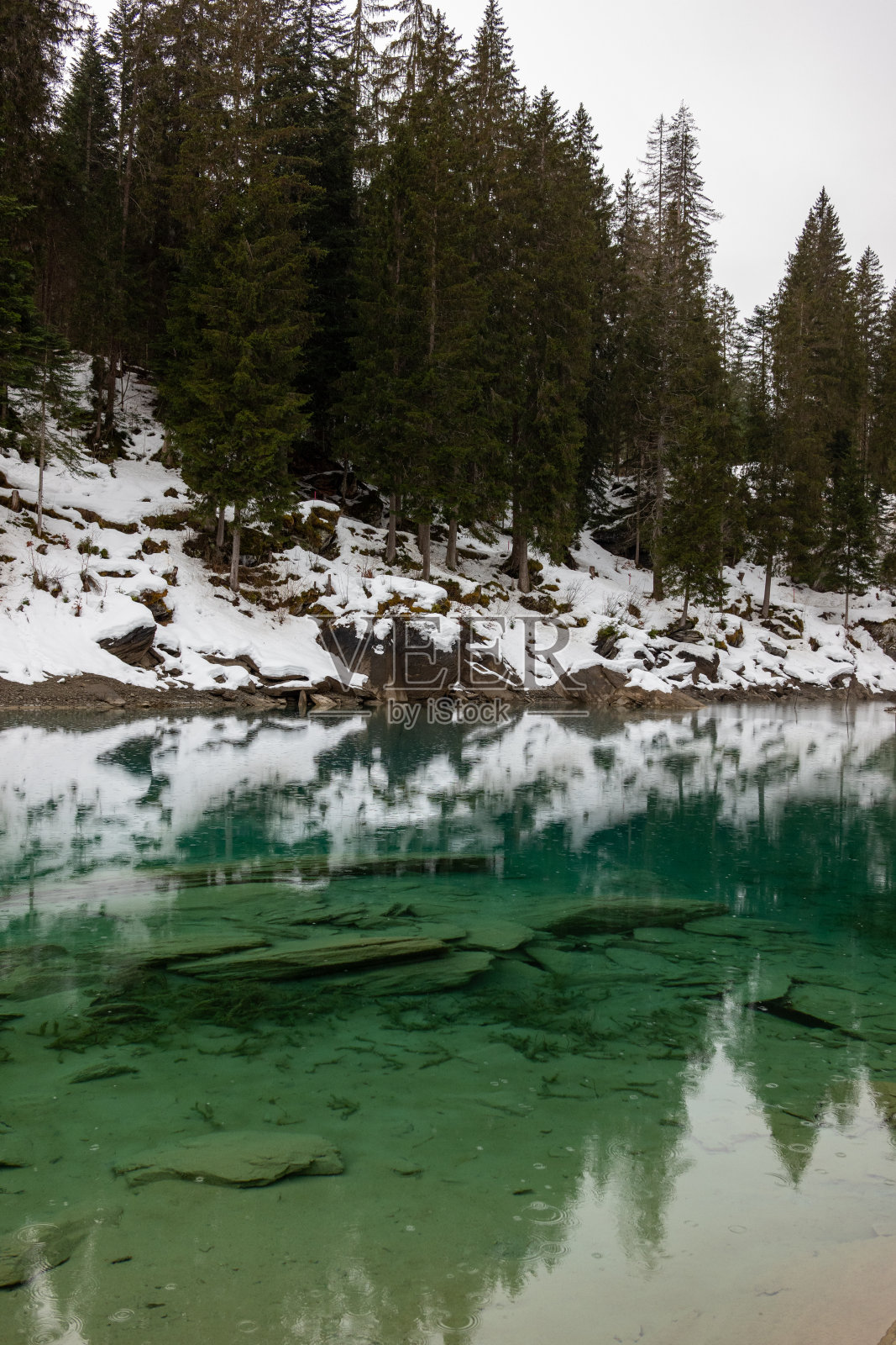 考玛湖的下雨天照片摄影图片