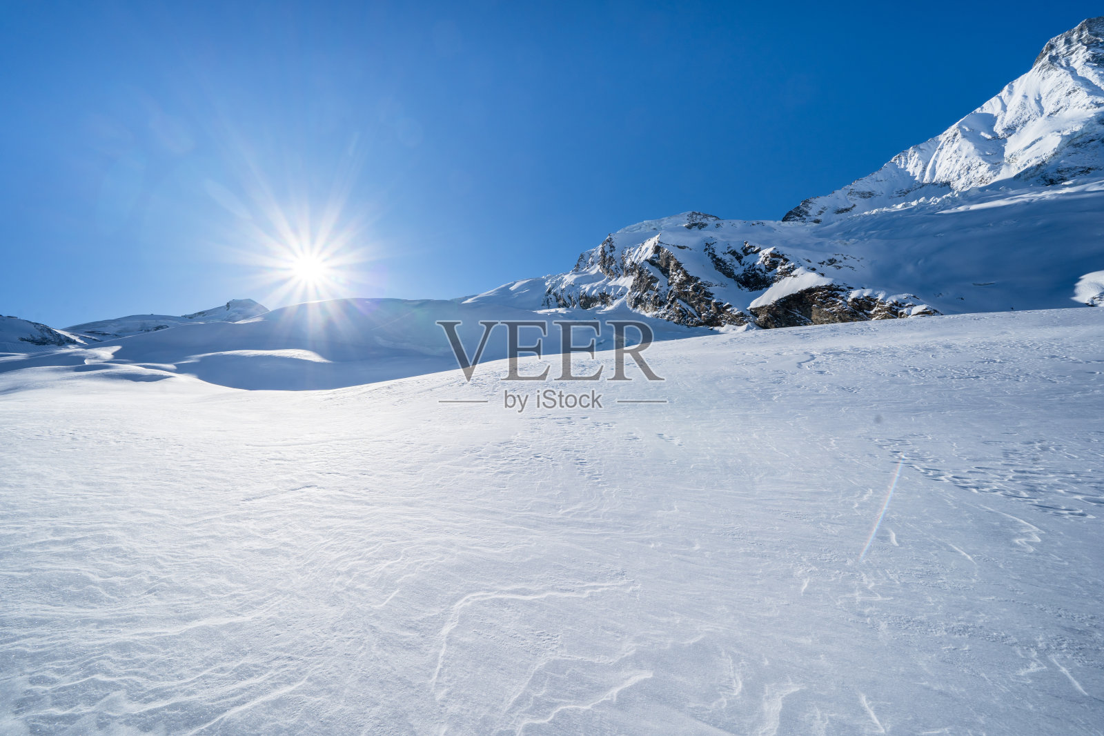 瑞士萨斯费，冬天的雪山照片摄影图片