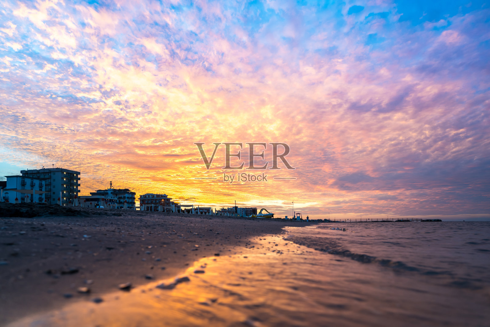 日落在里米尼海滩，意大利照片摄影图片