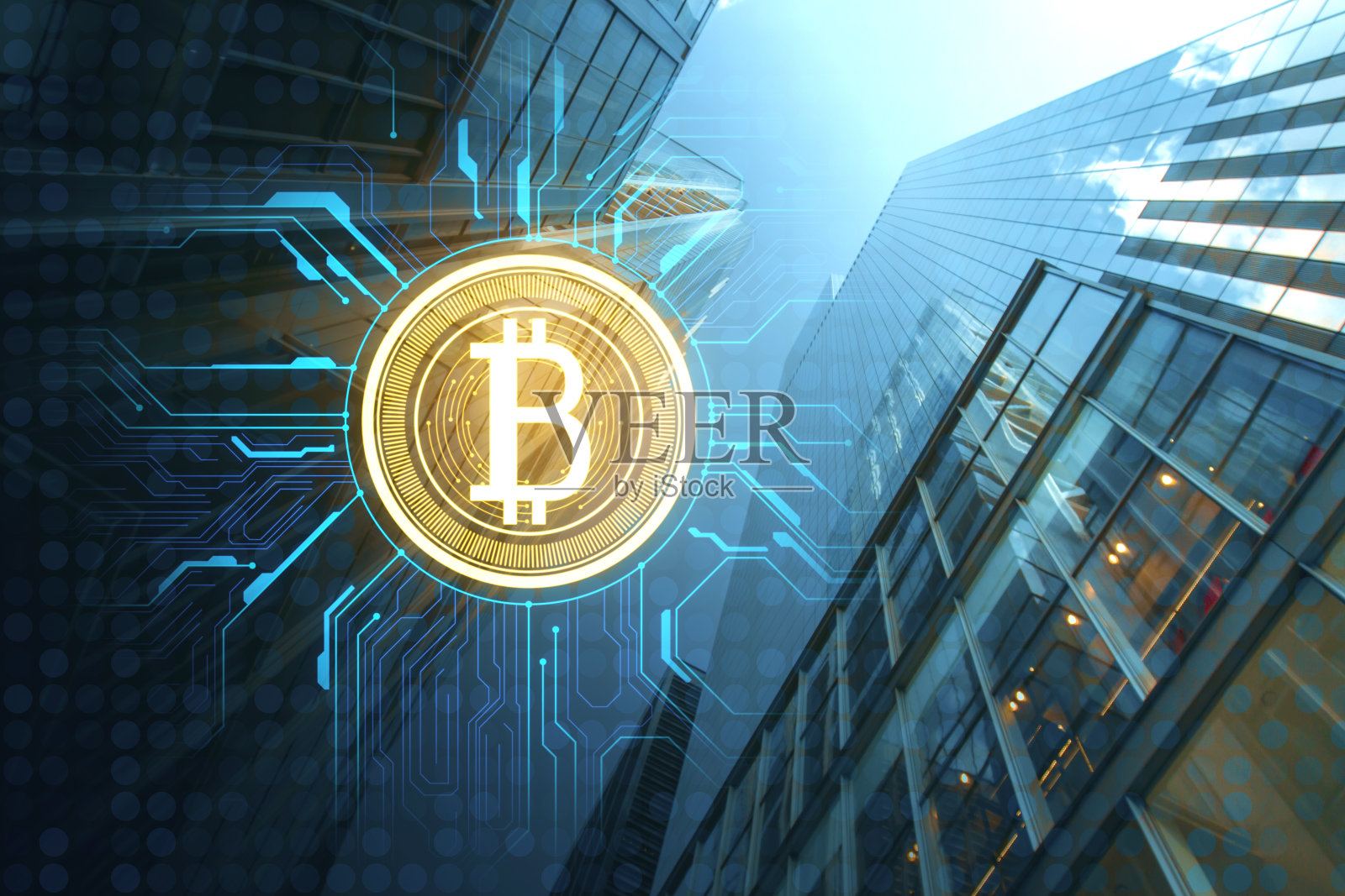 创意比特币电路全息图在模糊的城市背景。网络全息图概念。双重曝光。照片摄影图片