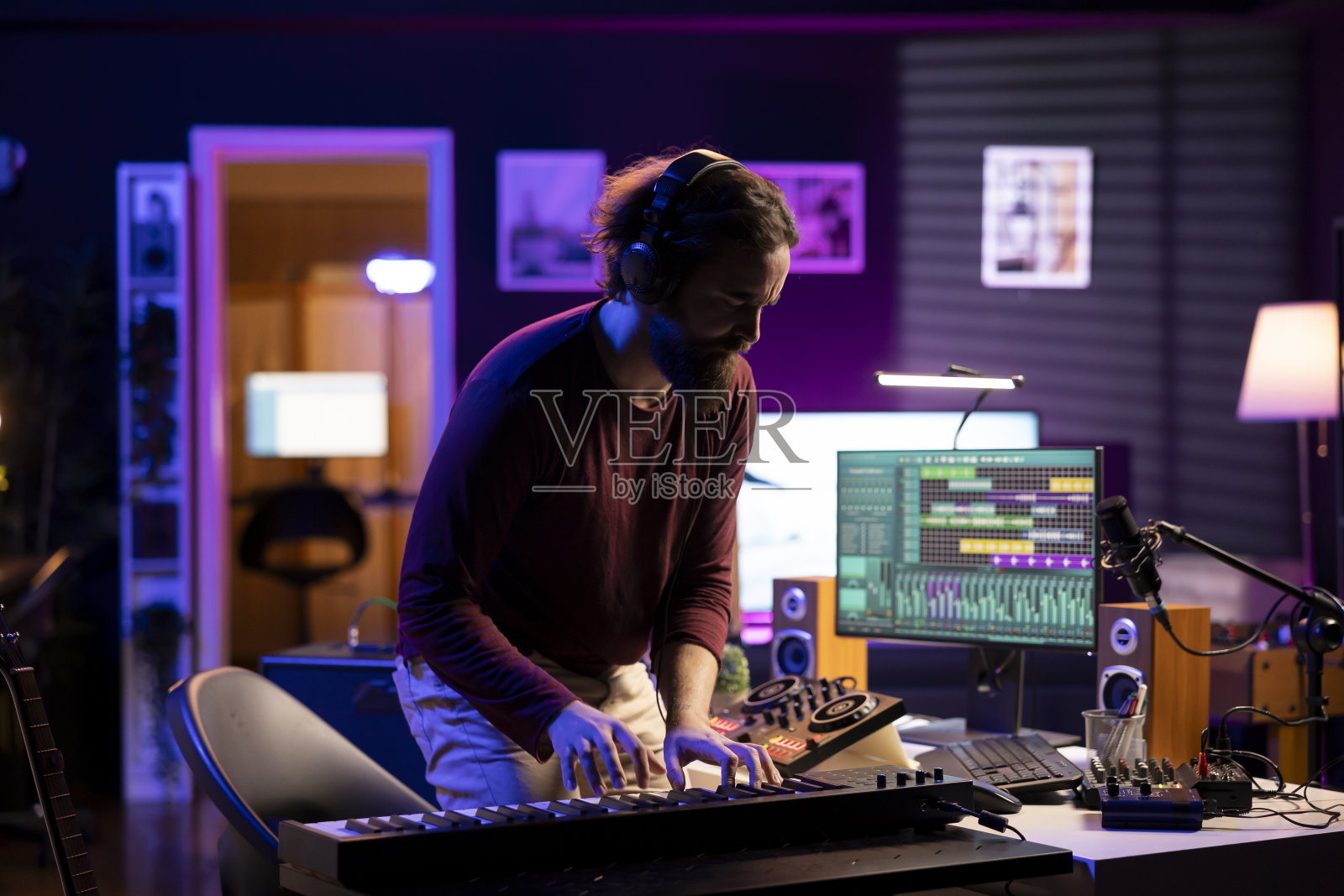 年轻的表演者通过在家庭工作室演奏钢琴音符来创造有趣的氛围照片摄影图片