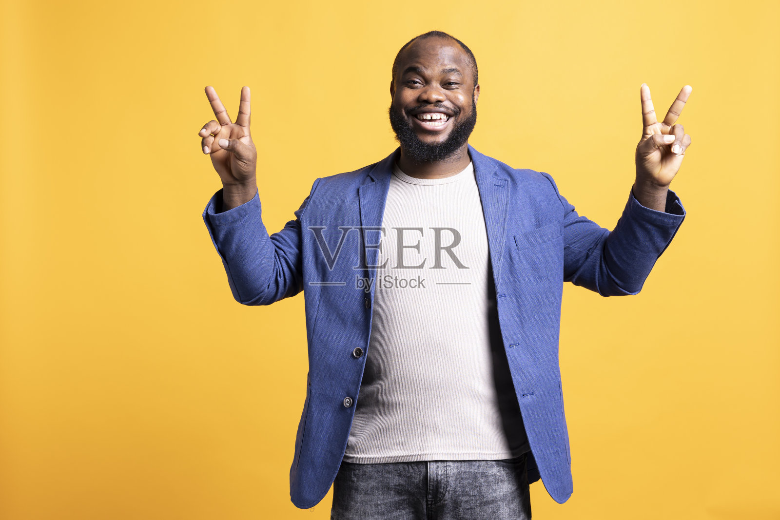 快乐的人做胜利的手势和感觉快乐的肖像，工作室背景照片摄影图片