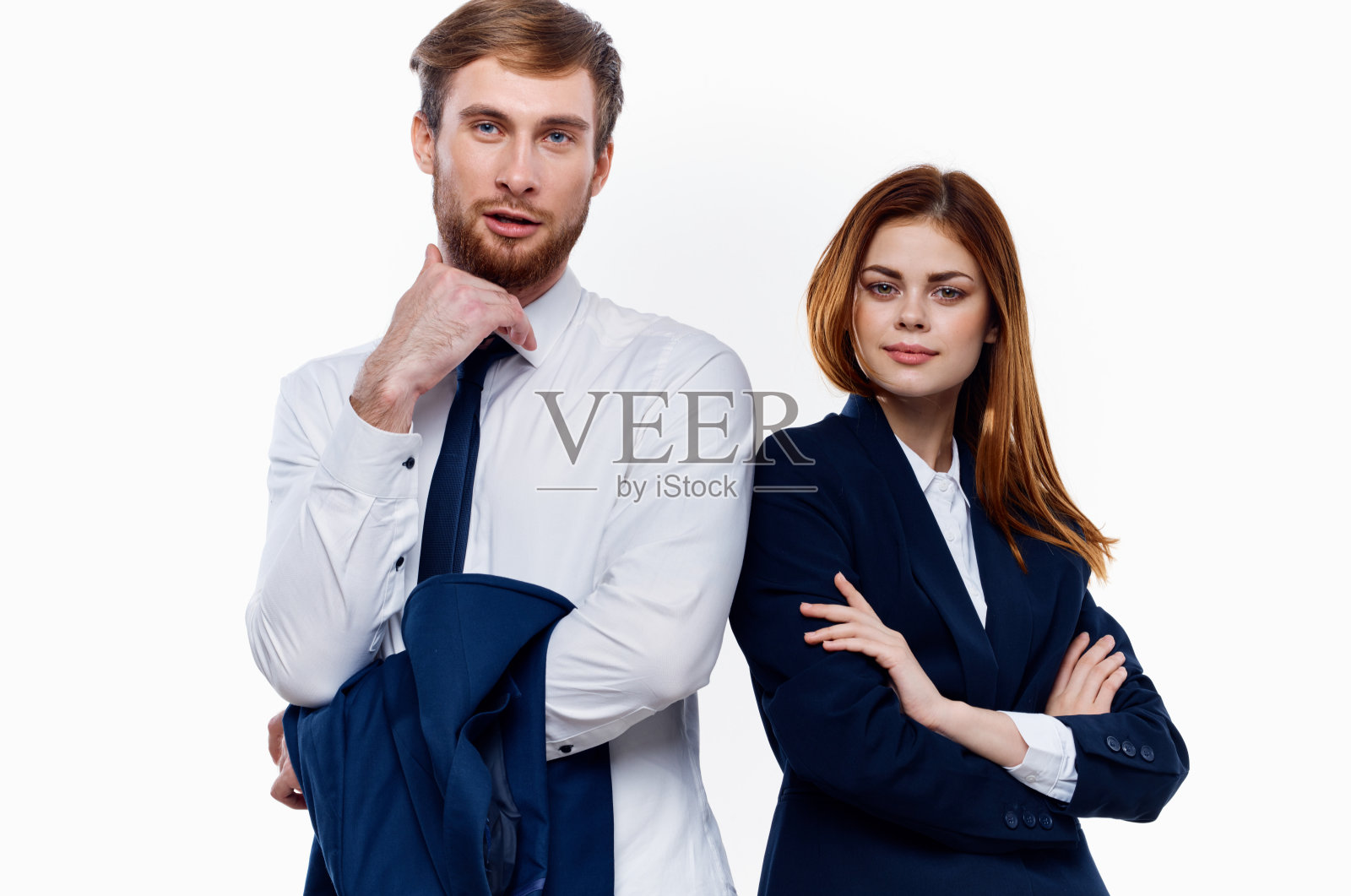 一对西装革履的年轻夫妇站在同事旁边讨论财务问题照片摄影图片