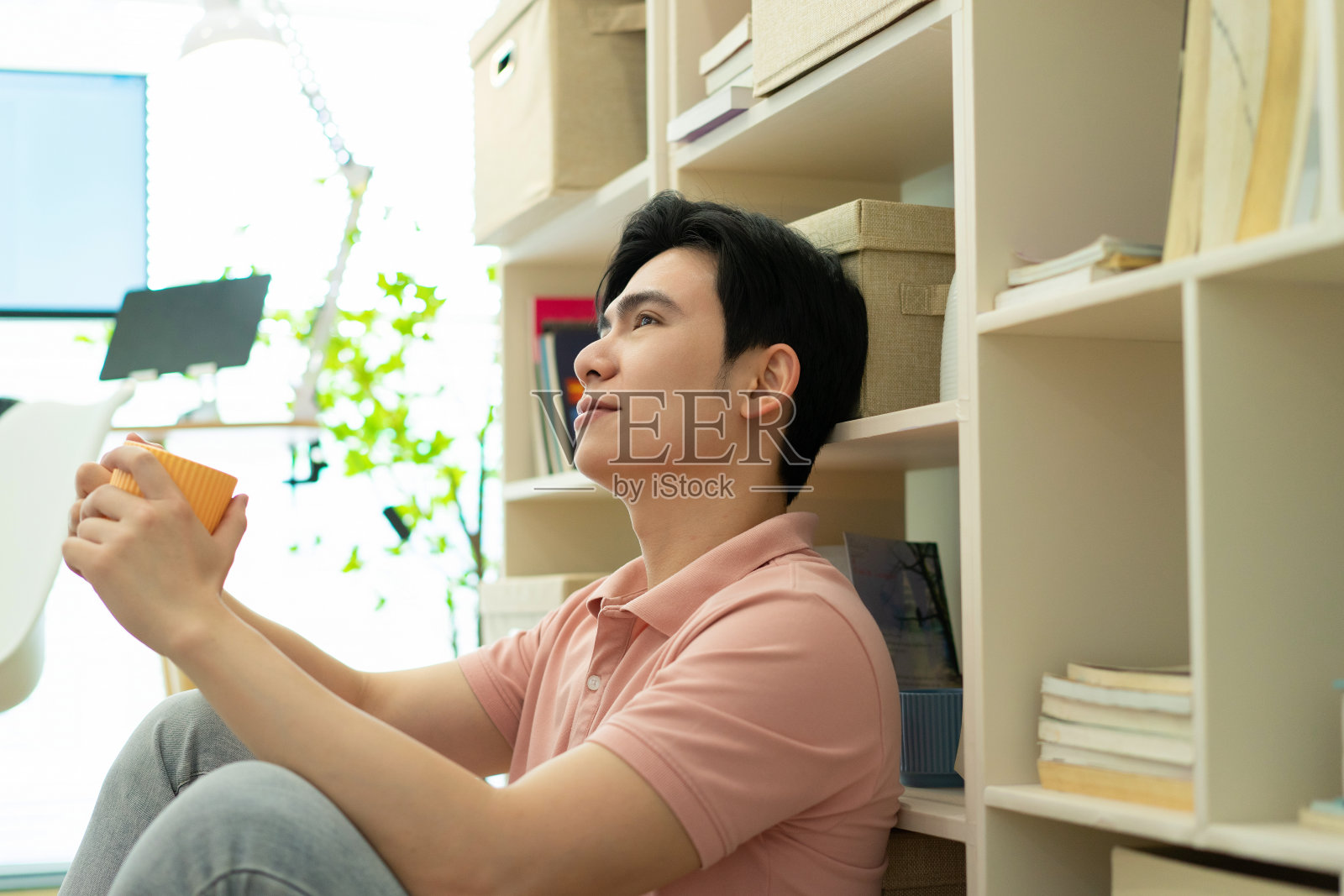 年轻亚洲男子在家的照片照片摄影图片