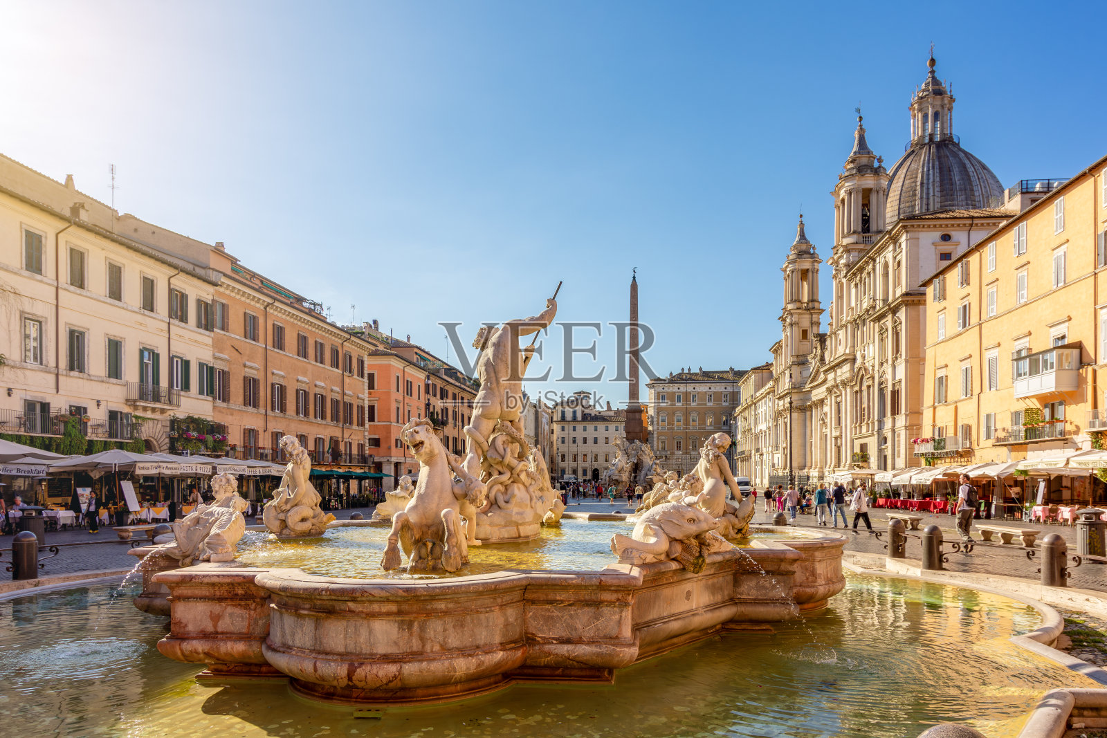 意大利罗马纳沃纳广场上的海王星喷泉照片摄影图片
