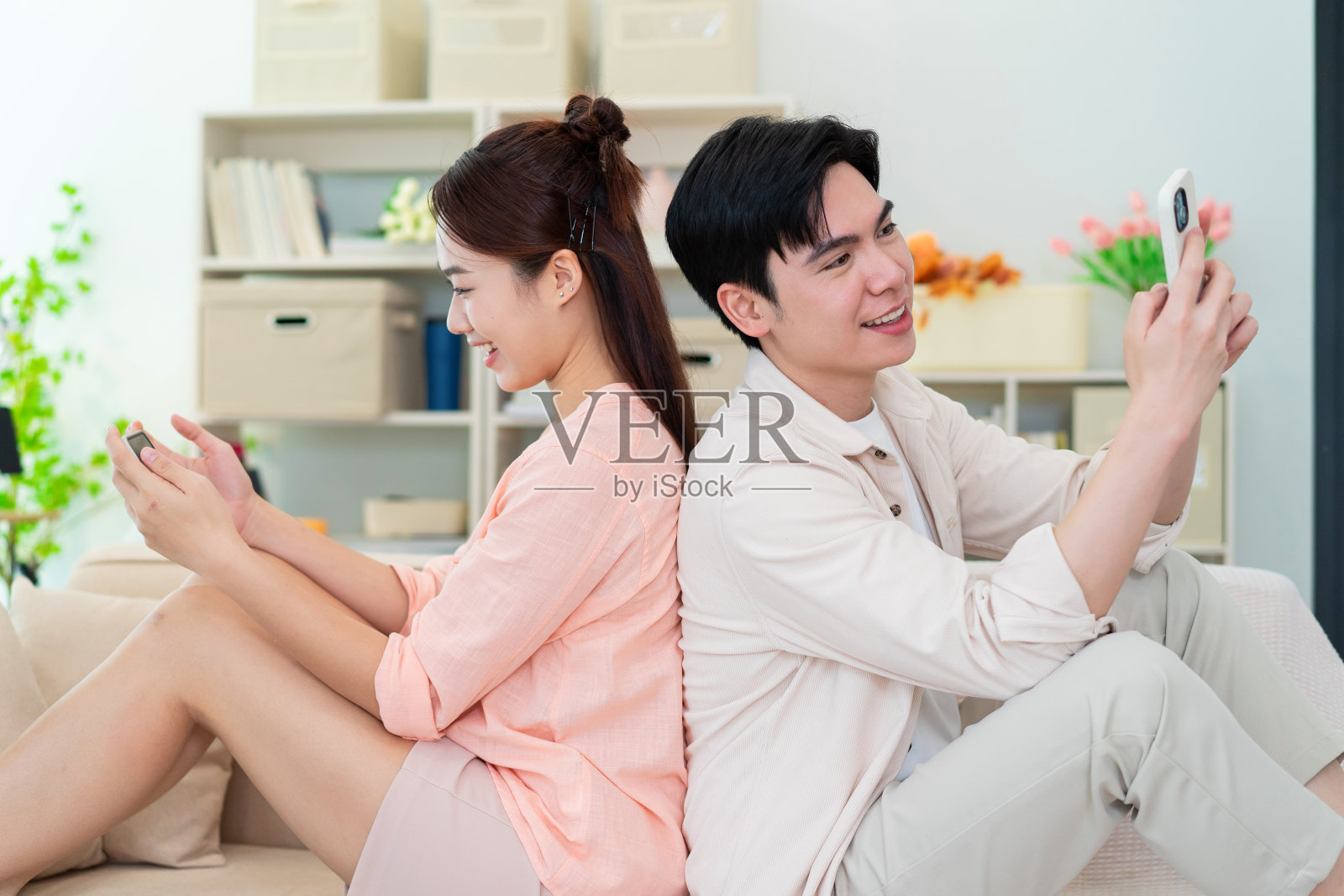 年轻的亚洲夫妇在家里的照片照片摄影图片