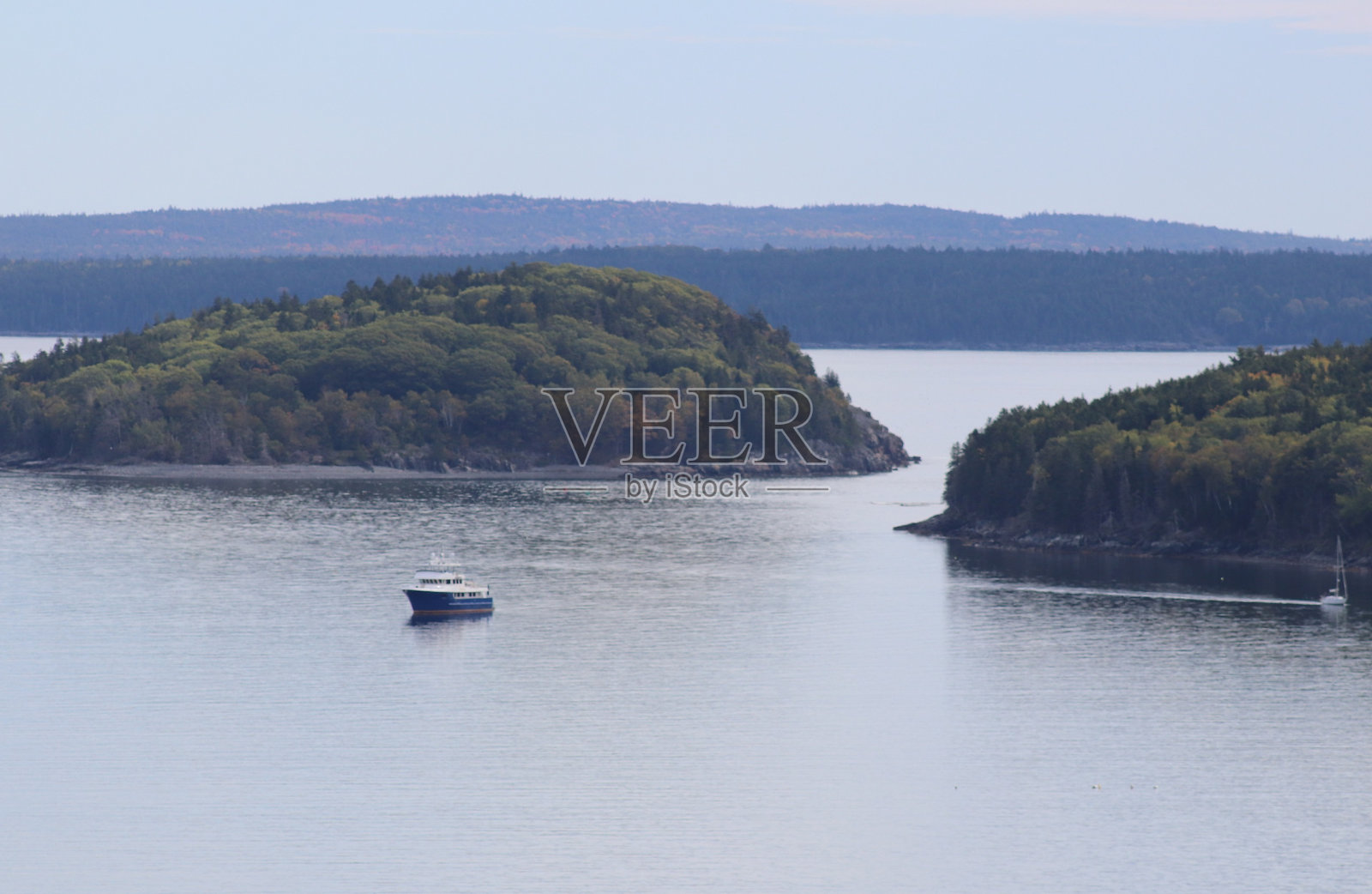 巴尔港的孤舟照片摄影图片