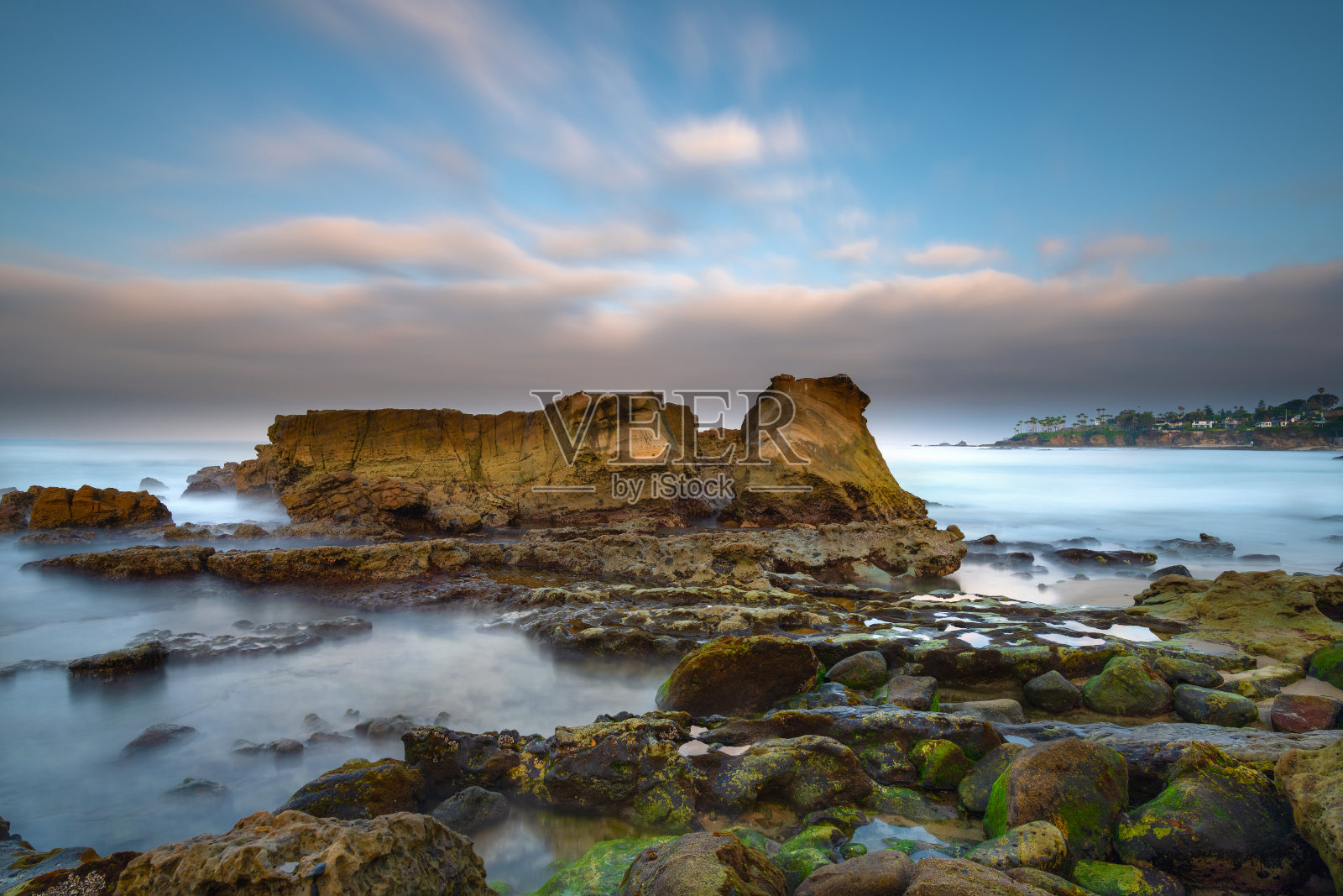被岩石包围的小岛。照片摄影图片