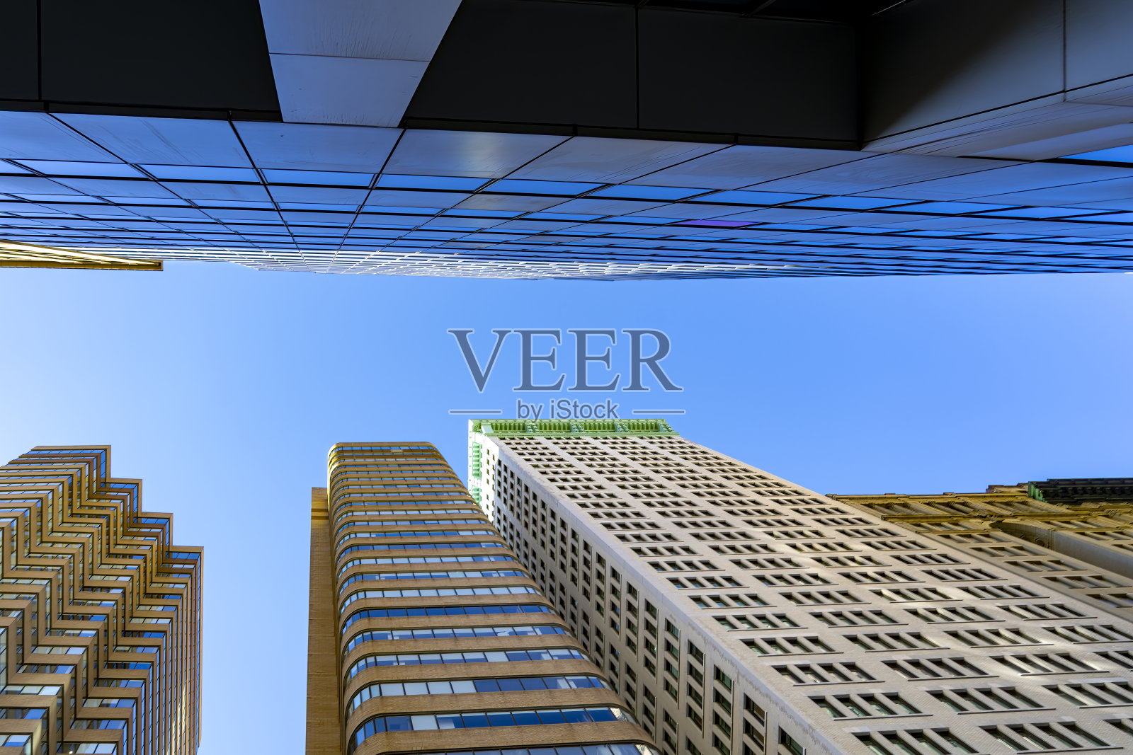 位于曼哈顿华尔街金融区中心的三一教堂附近的华尔街建筑照片摄影图片