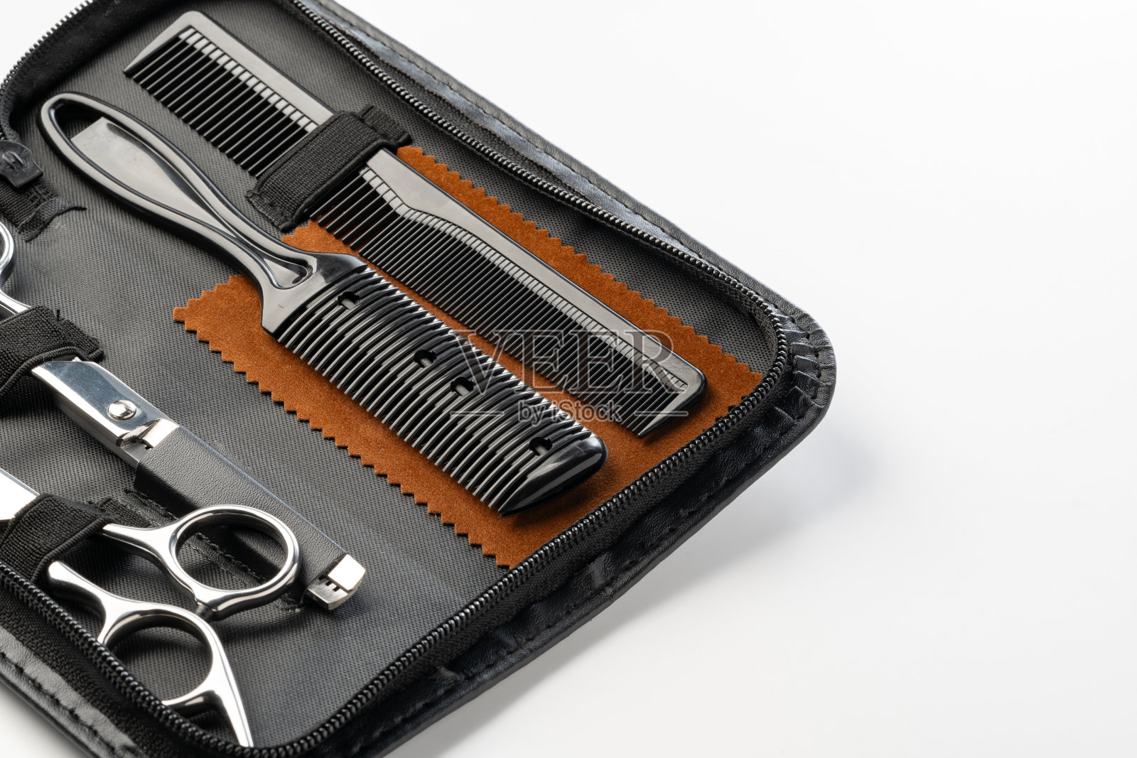 美容剪刀与皮革案件在白色背景照片摄影图片