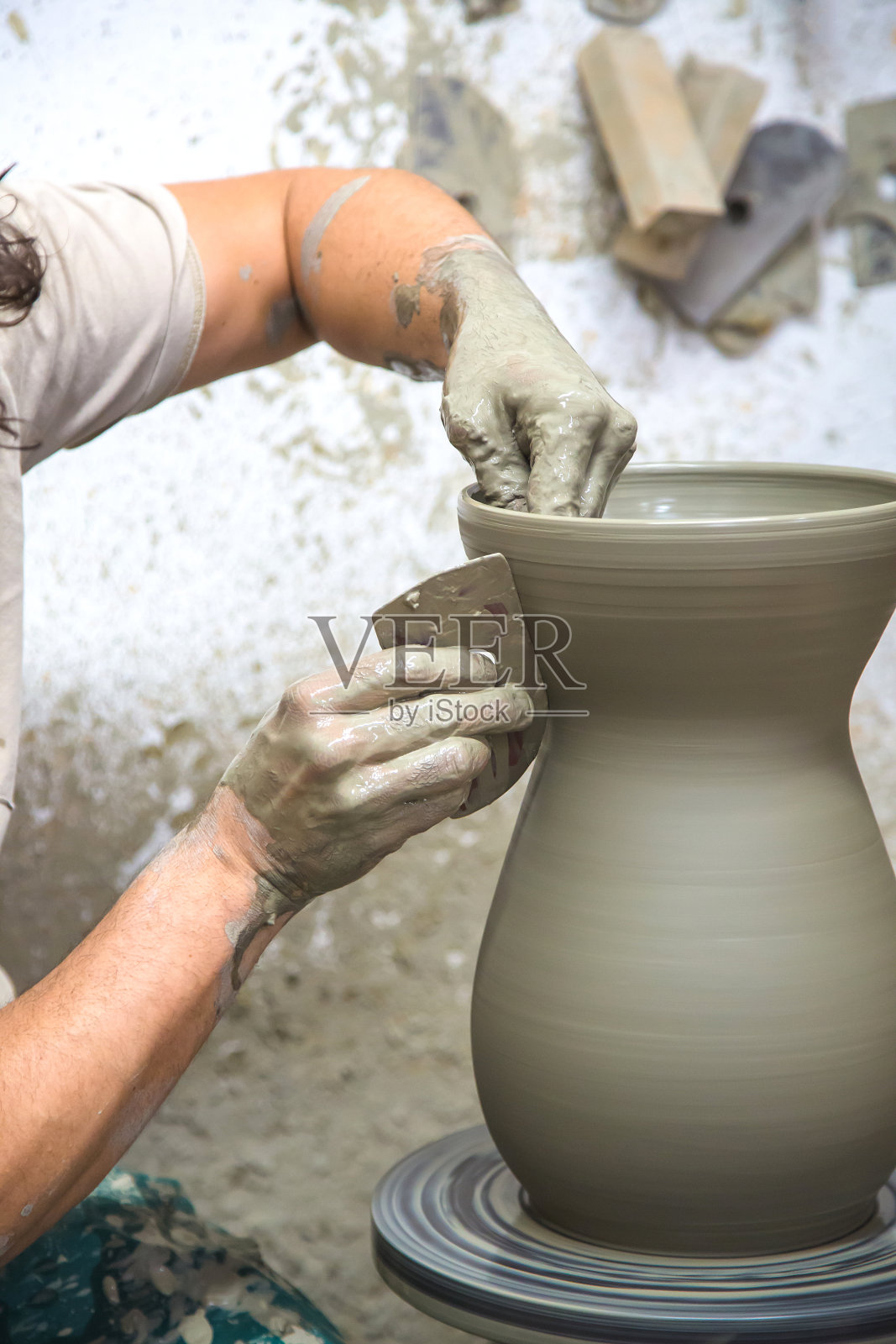 陶工用粘土做花瓶照片摄影图片