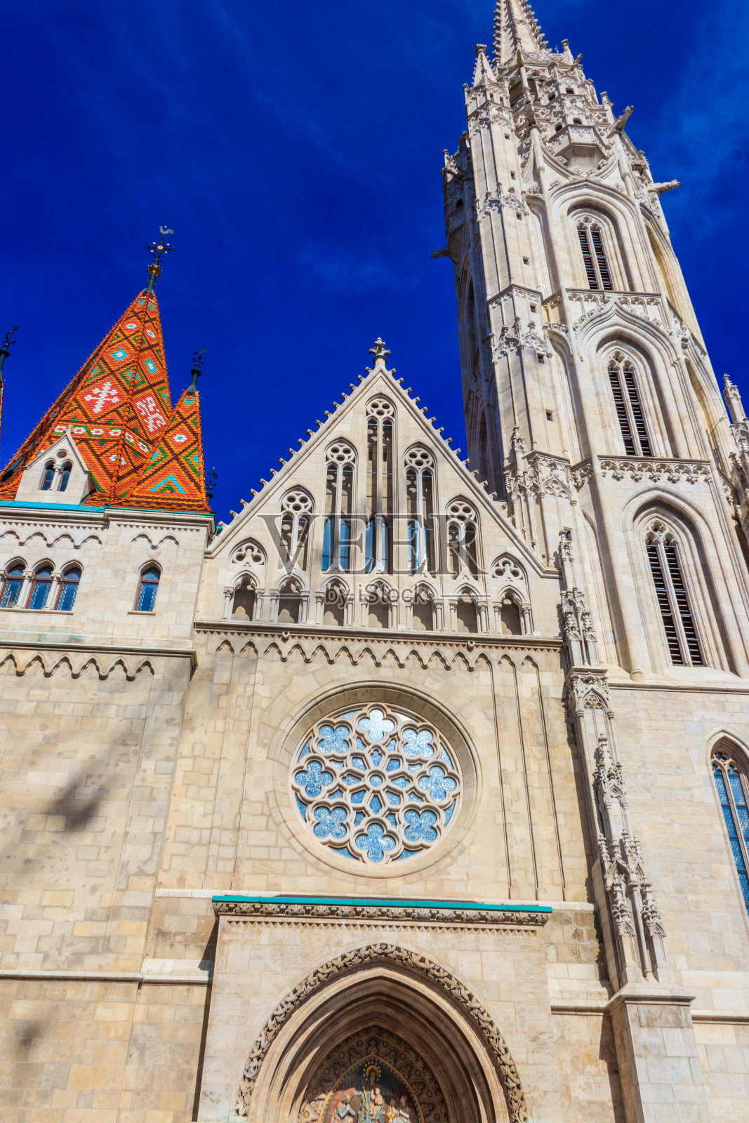 布达城堡圣母升天教堂，通常被称为马蒂亚斯教堂，是位于匈牙利布达佩斯圣三一广场的一座天主教堂照片摄影图片