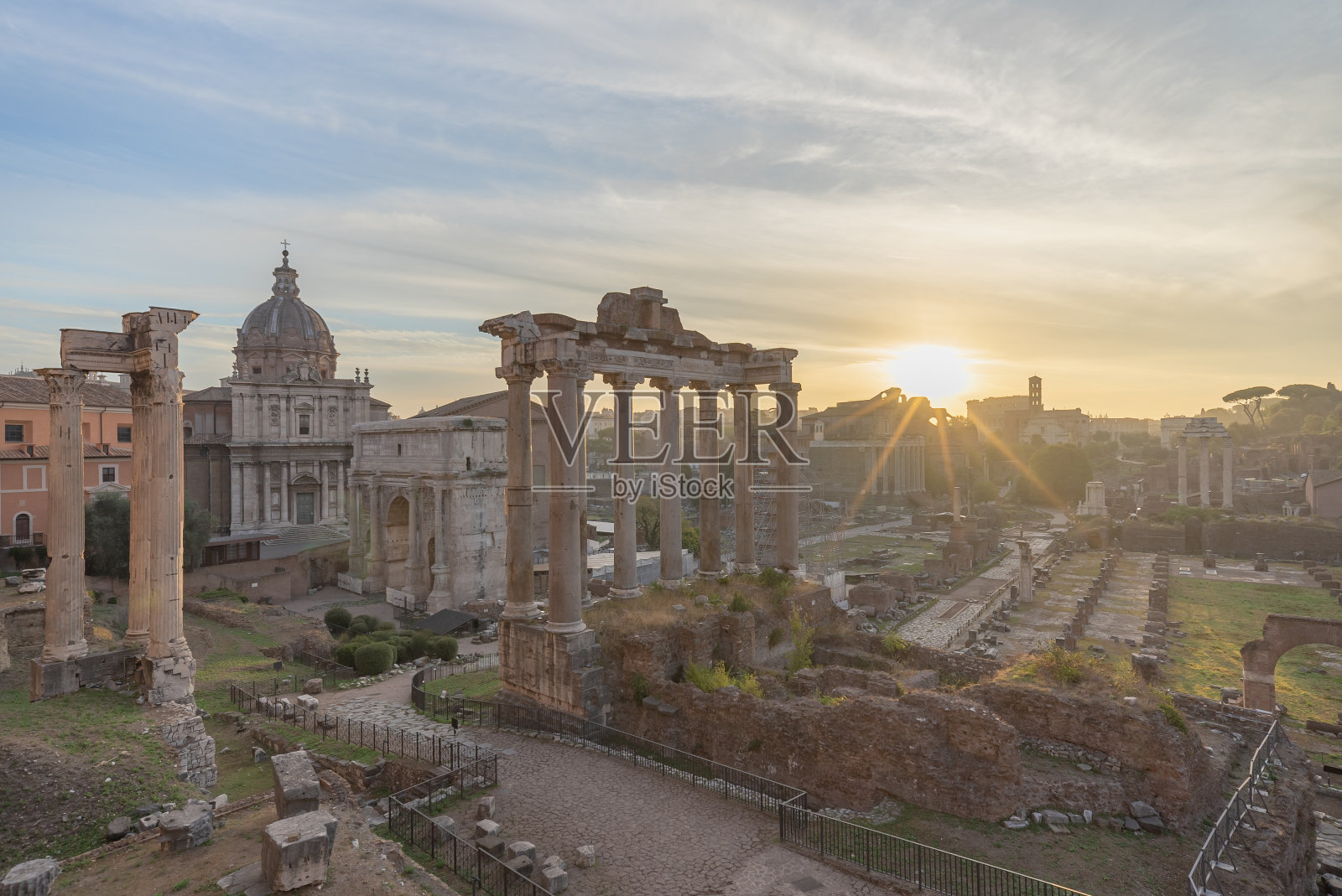 欧洲，意大利，天空晴朗的黄昏罗马广场。照片摄影图片
