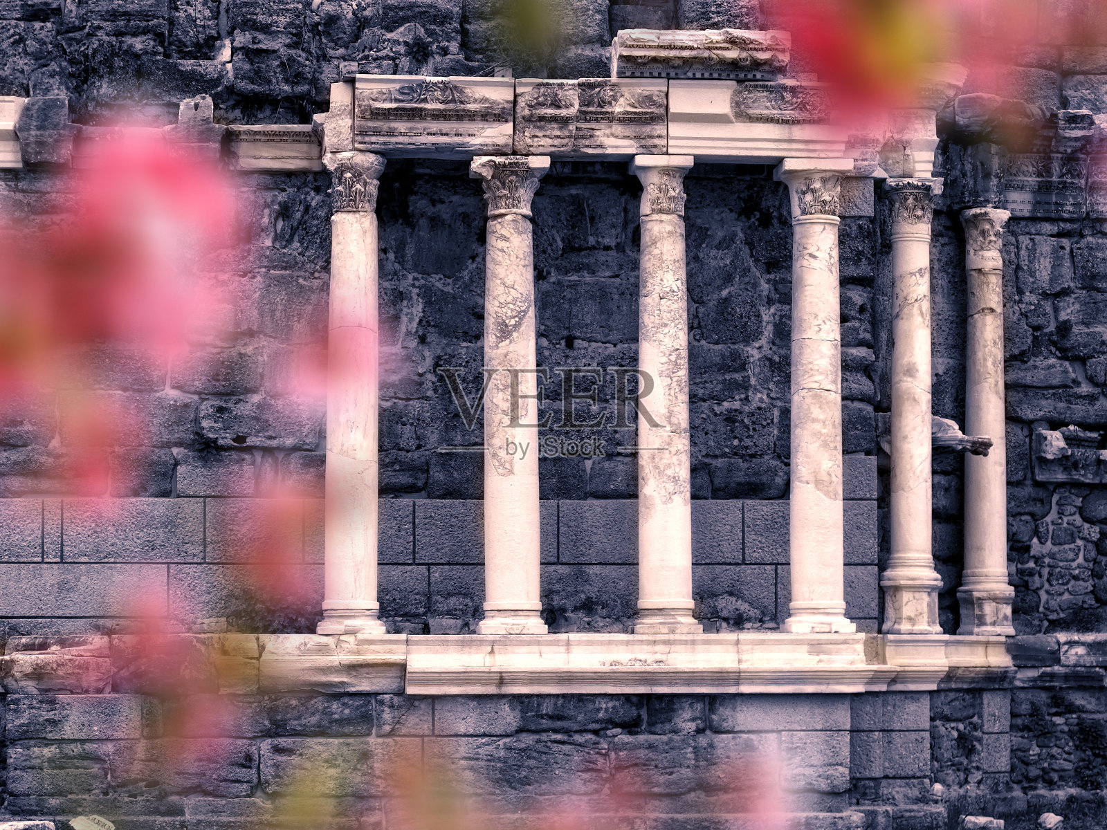 古罗马考古遗址中的大理石柱照片摄影图片