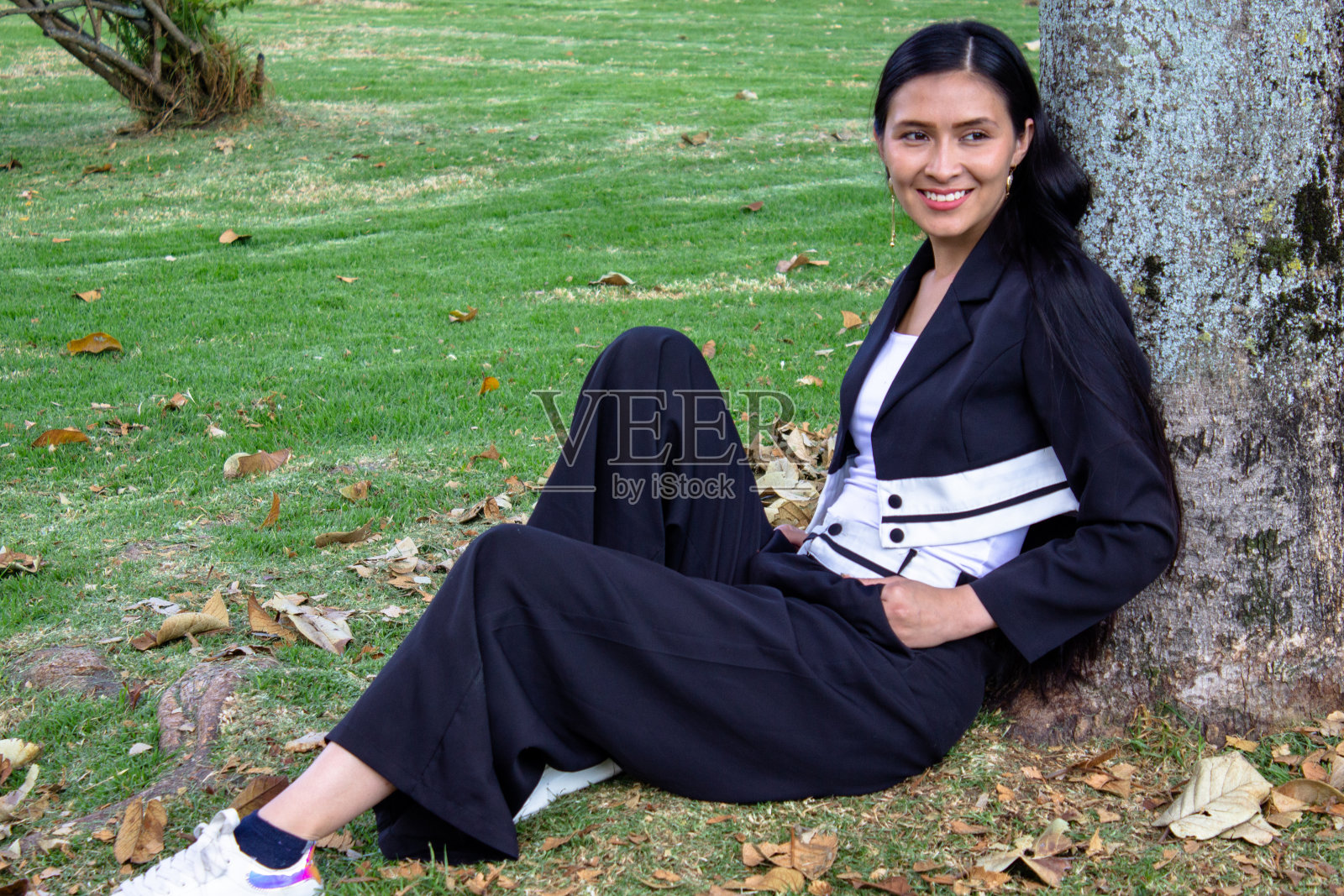 美丽的年轻女子在公园里摆姿势照片摄影图片