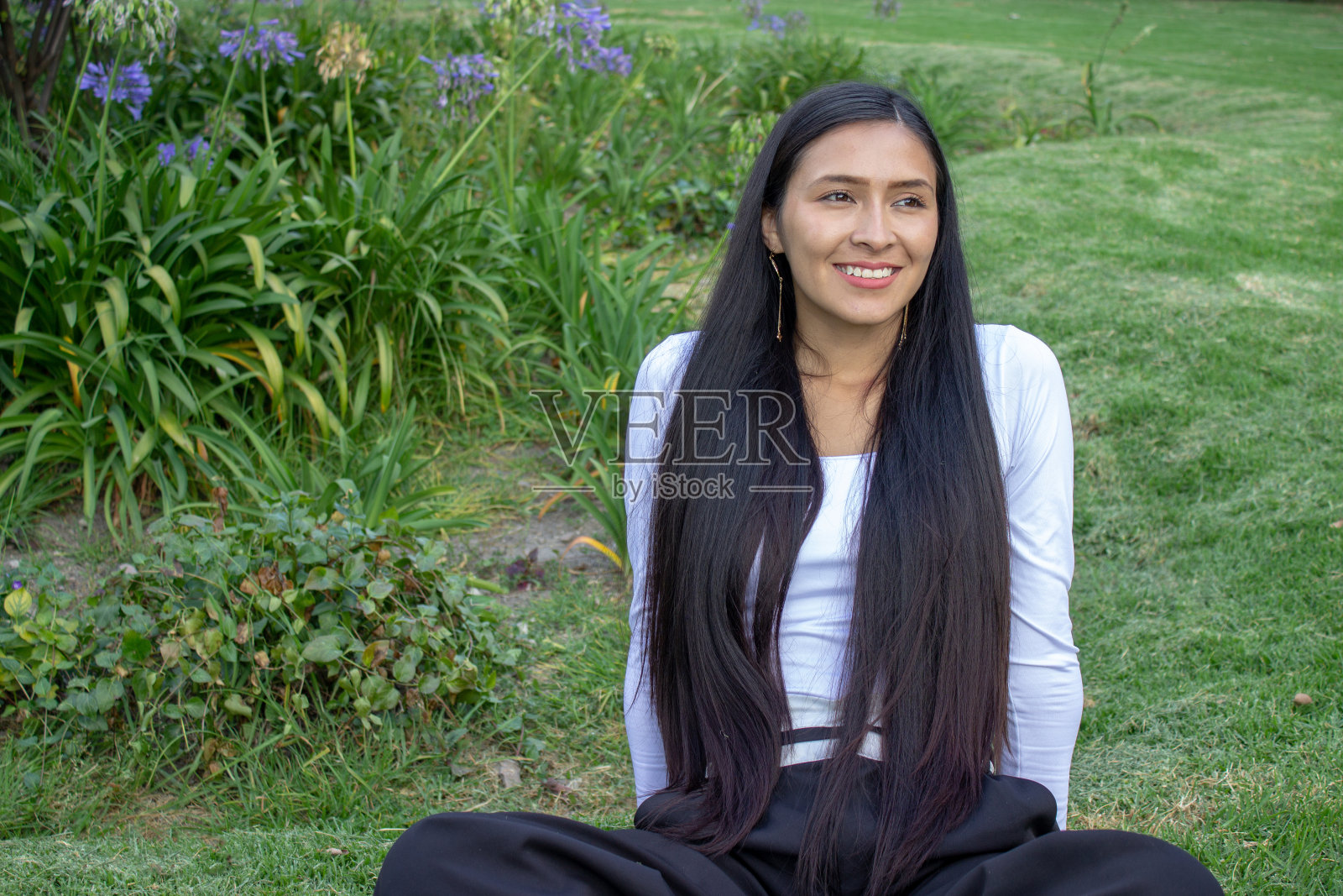 美丽的年轻女子在公园里摆姿势照片摄影图片