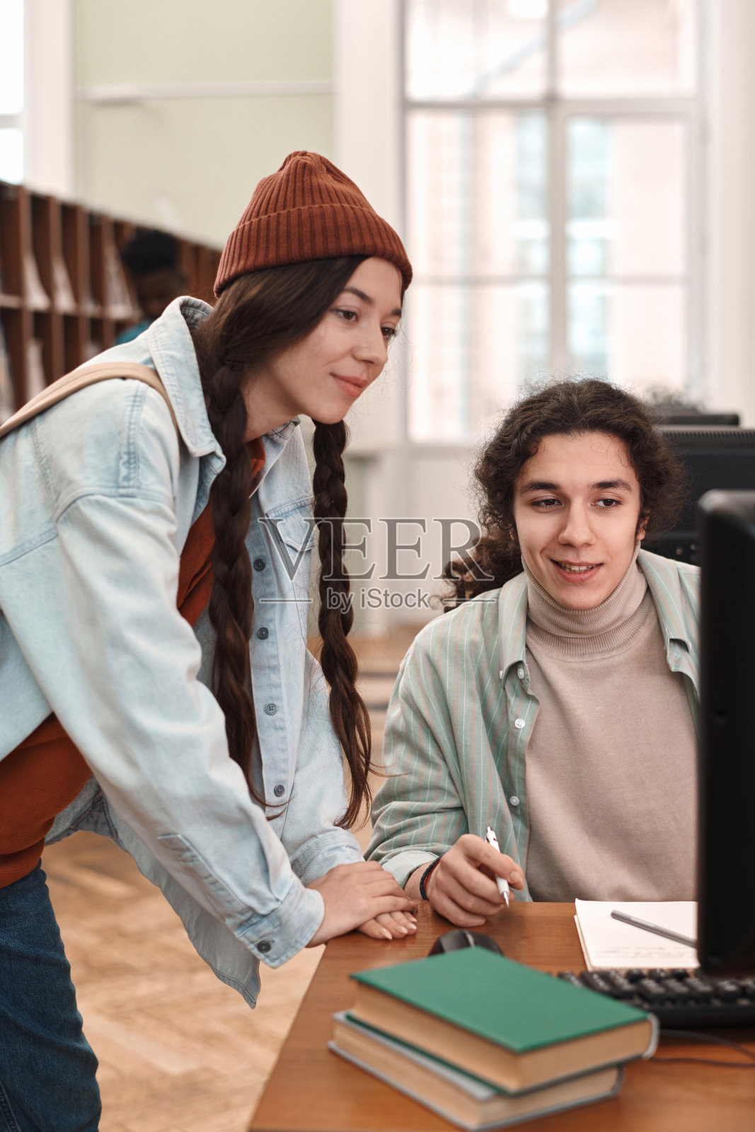 两个年轻的学生在图书馆使用电脑照片摄影图片
