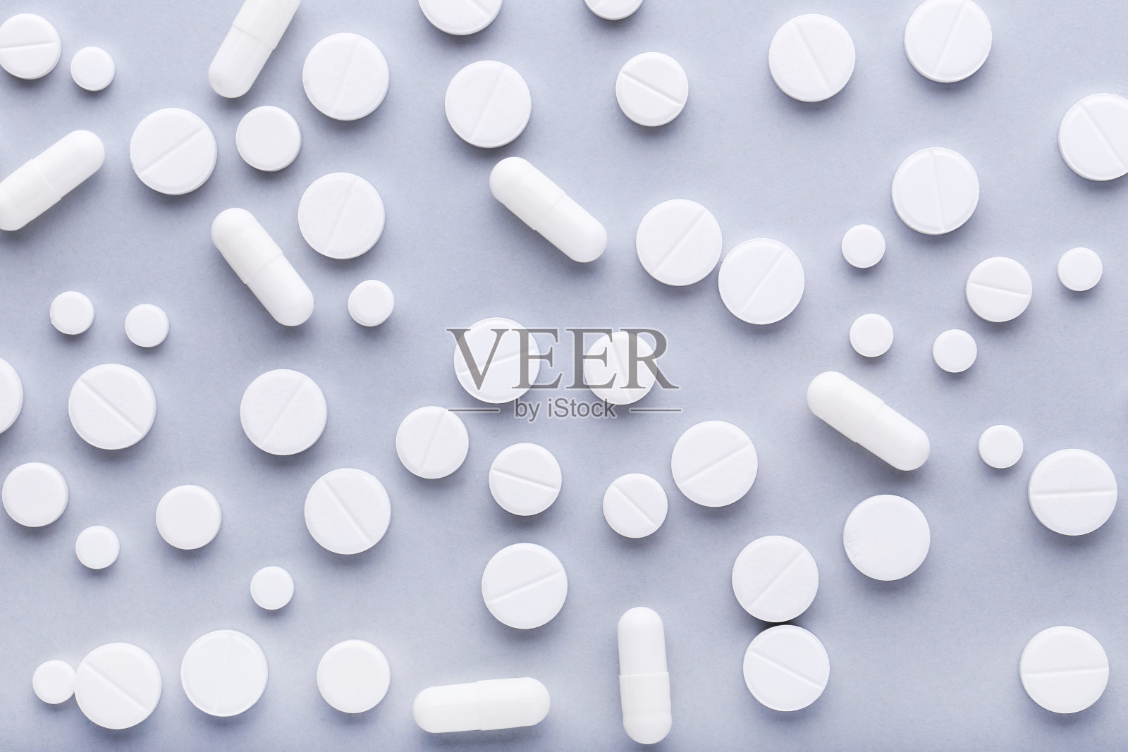 灰色背景上的药片照片摄影图片