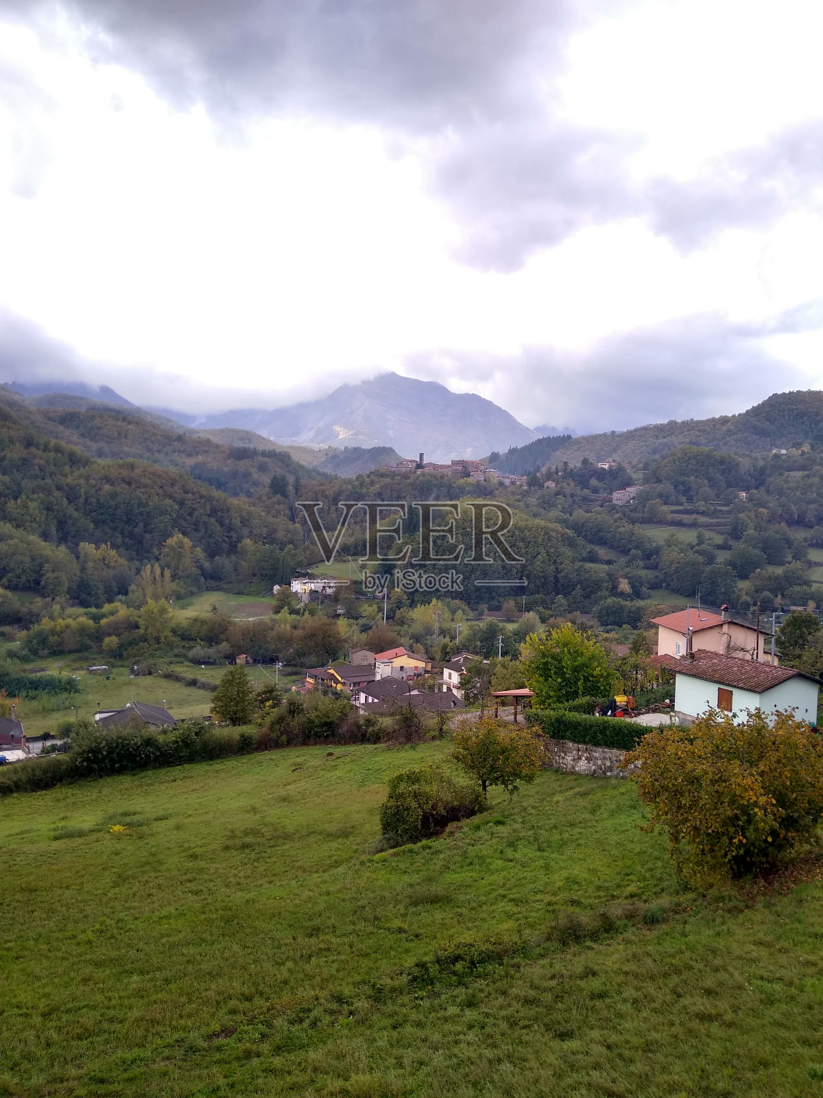 村庄和山脉照片摄影图片