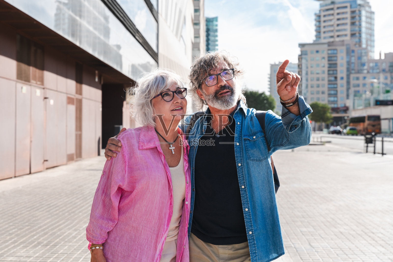 美丽快乐的老年夫妇在户外聚会照片摄影图片