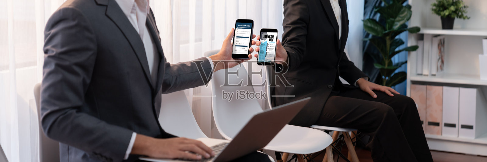 求职者在一起聊天，等待面试。开拓照片摄影图片