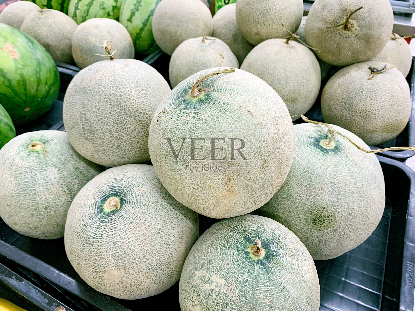 超市里的西瓜照片摄影图片