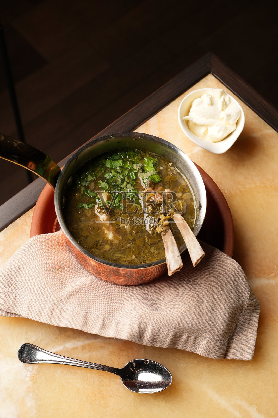 用平底锅煮菠菜和酢浆草羊肉汤照片摄影图片