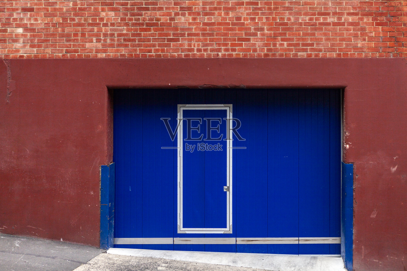 红砖墙上的蓝门照片摄影图片