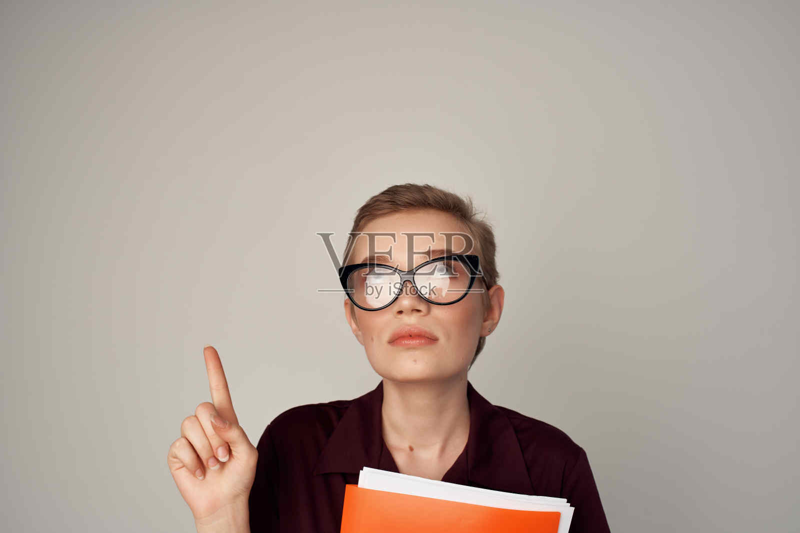 手持橙色文件夹的女学生孤立的背景照片摄影图片