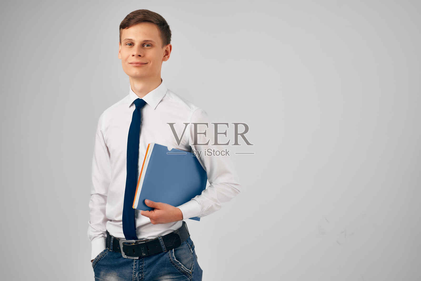 商人，穿衬衫，系蓝色领带，文件夹文件，工作官员照片摄影图片