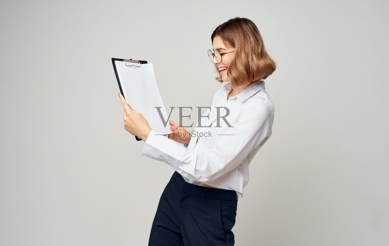 商务女秘书手里拿着文件，经理的眼镜文件夹照片摄影图片