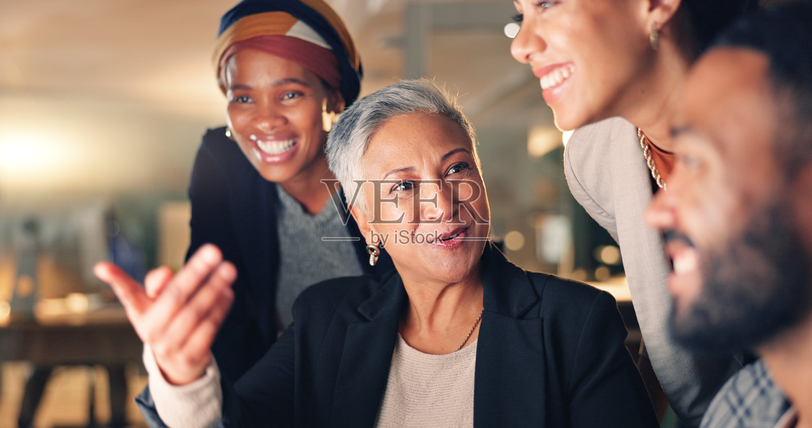 商务人士，夜晚与电脑配合协作，对话与网页设计规划。工作，公司网站和管理小组的项目截止日期，与网上工作沟通照片摄影图片