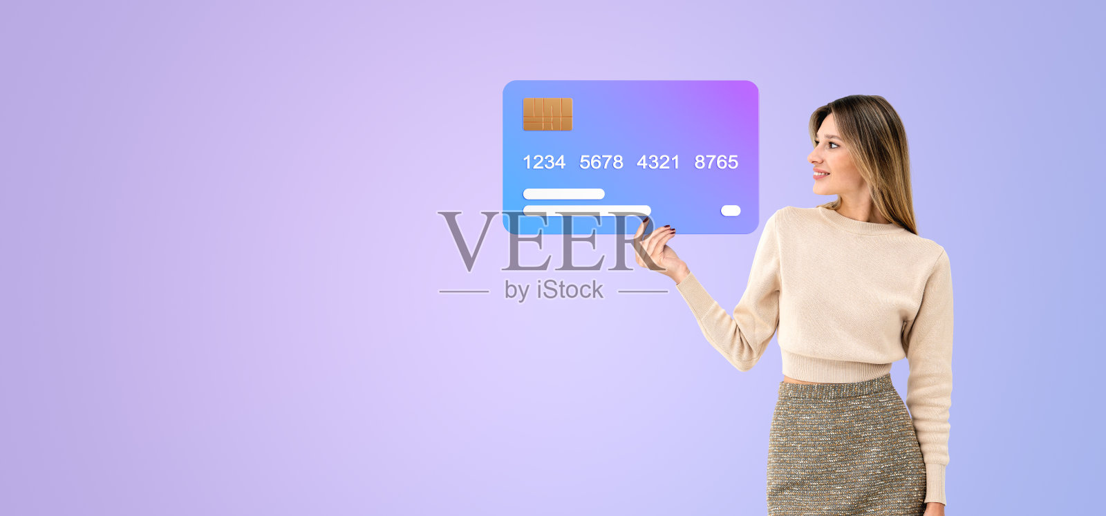 微笑的女人用假信用卡在空白的彩色背景照片摄影图片