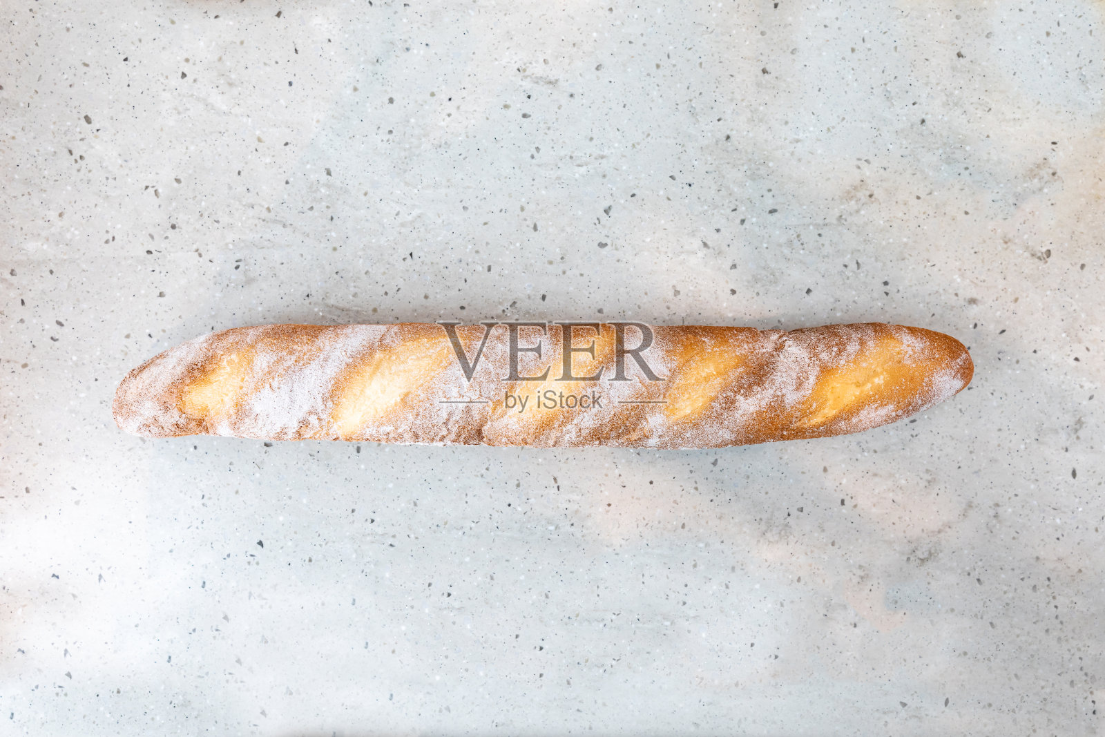 俯视图新鲜出炉的法棍面包孤立的背景。照片摄影图片