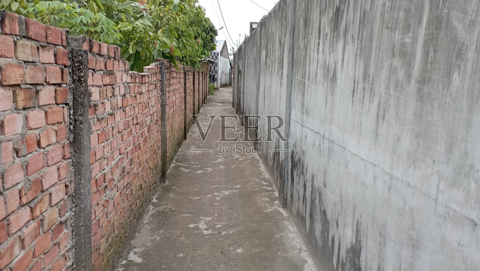 建筑物和墙壁之间的狭窄小路照片摄影图片