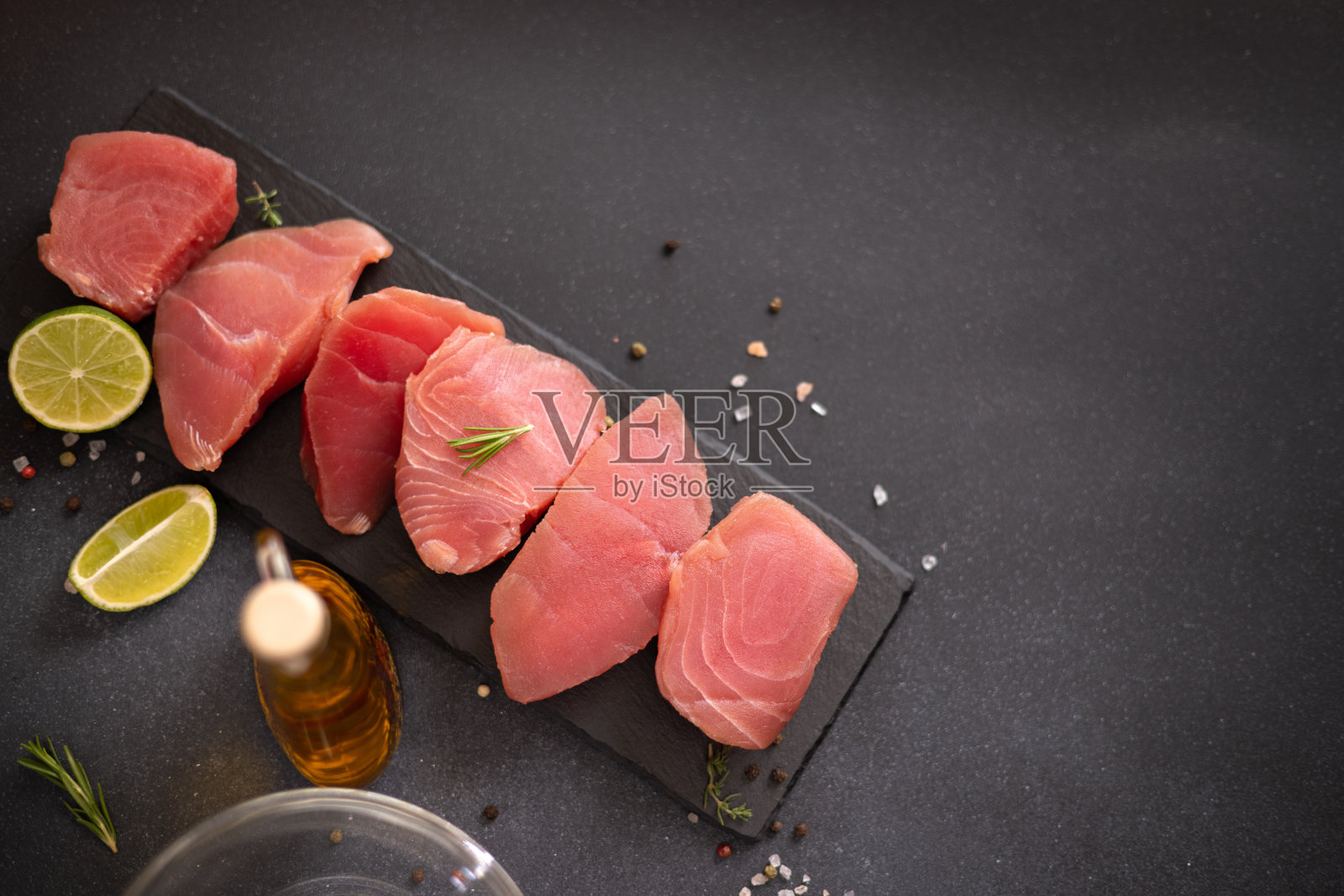 一块新鲜的金枪鱼鱼片在石板上准备腌制照片摄影图片