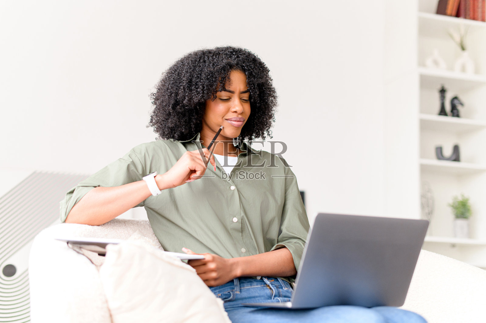 一位兴高采烈的非裔美国妇女正在摆弄她的笔记本电脑照片摄影图片