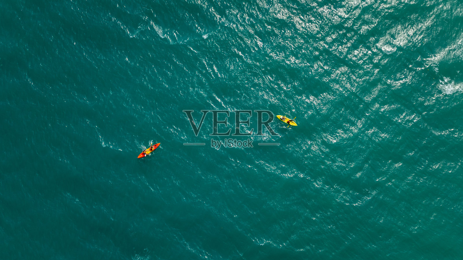 旅游度假健康的生活理念。快乐的游客享受在海中划皮艇，空中俯瞰，照片摄影图片