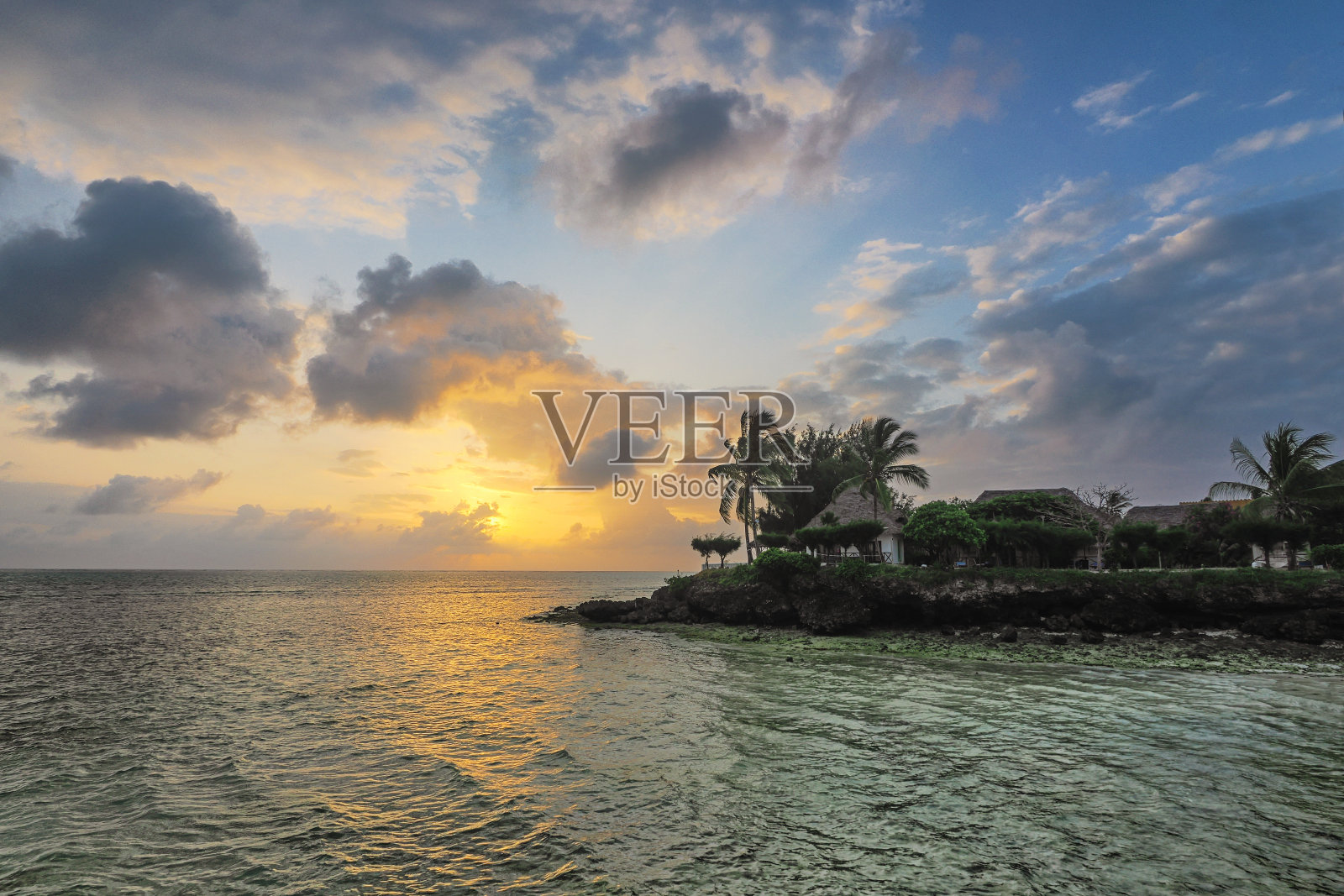 日出在印度洋、印度洋、桑给巴尔、坦桑尼亚、冈比亚尼地区照片摄影图片