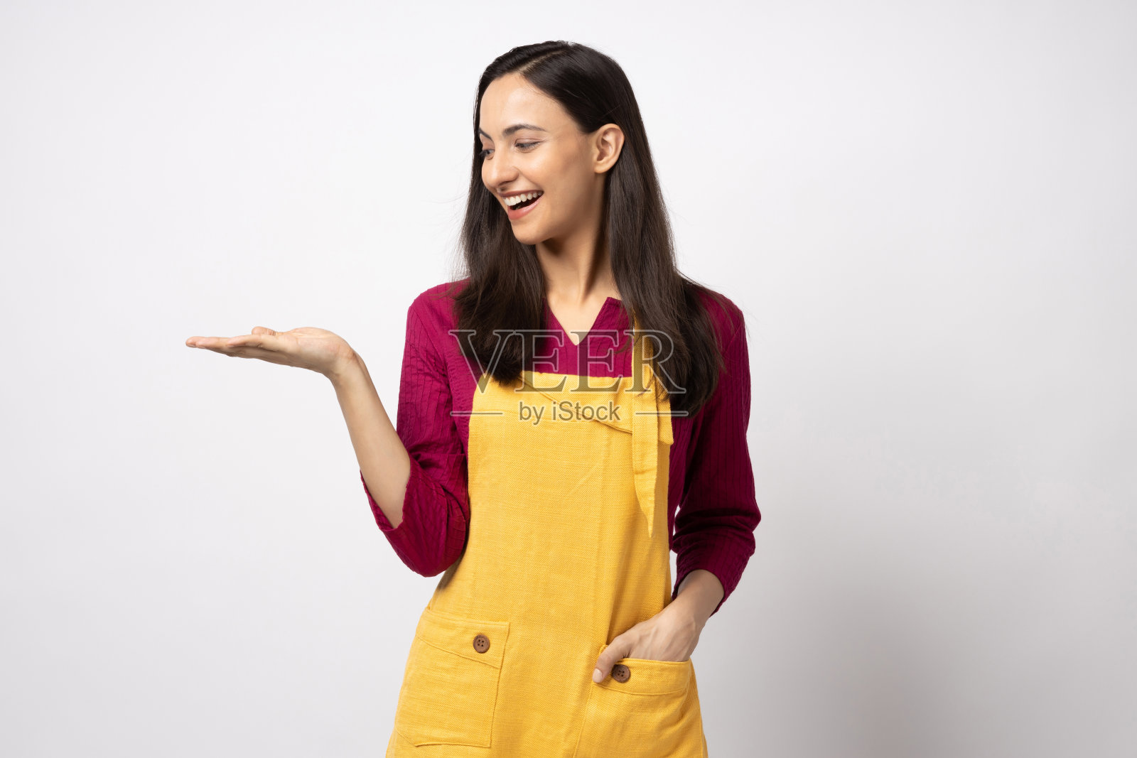 年轻女厨师的肖像穿着黄色围裙孤立白色背景股票照片照片摄影图片